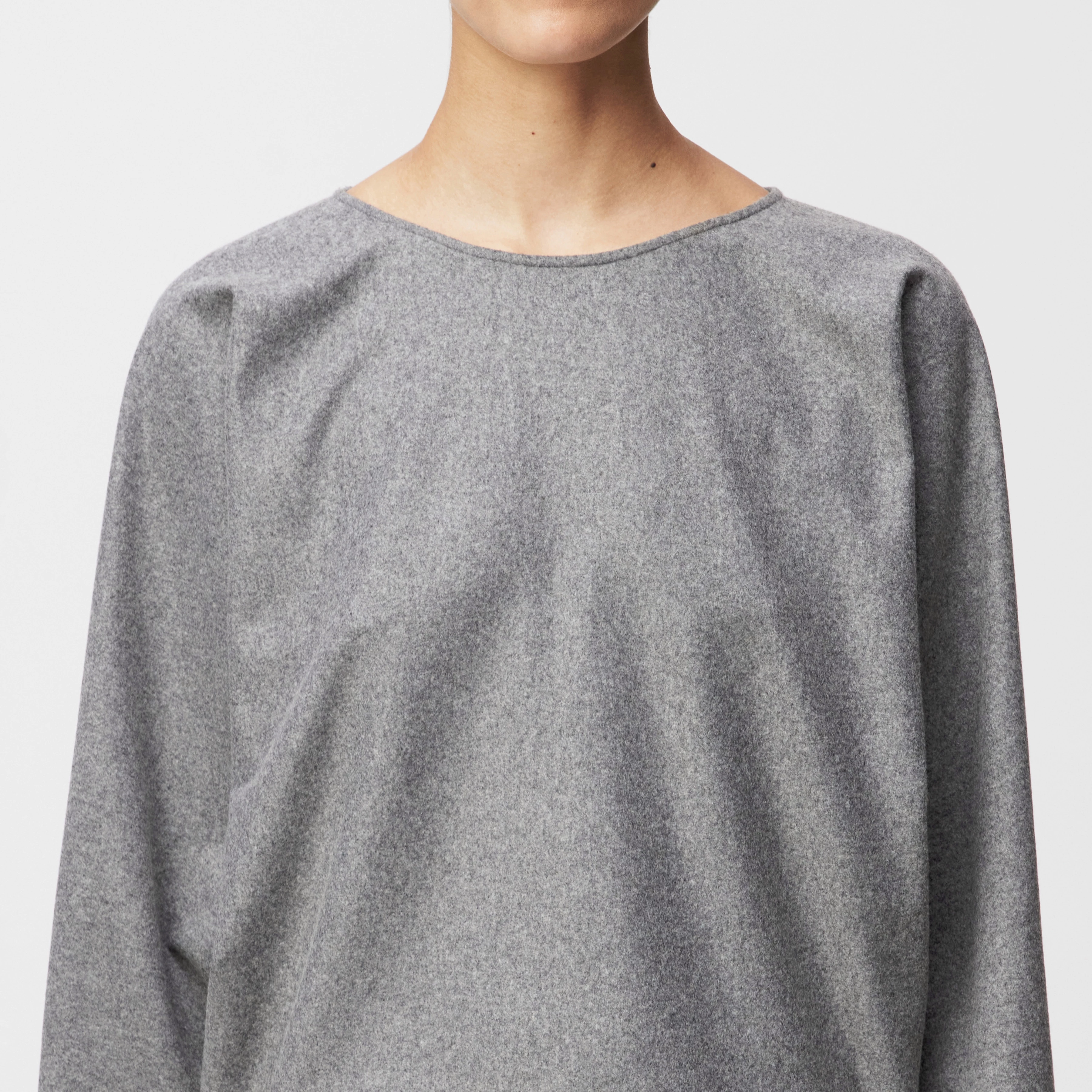 NIALINI - T-Shirt Bluse in Jersey Woll-Mix - Damen - grau - Detailansicht am Model