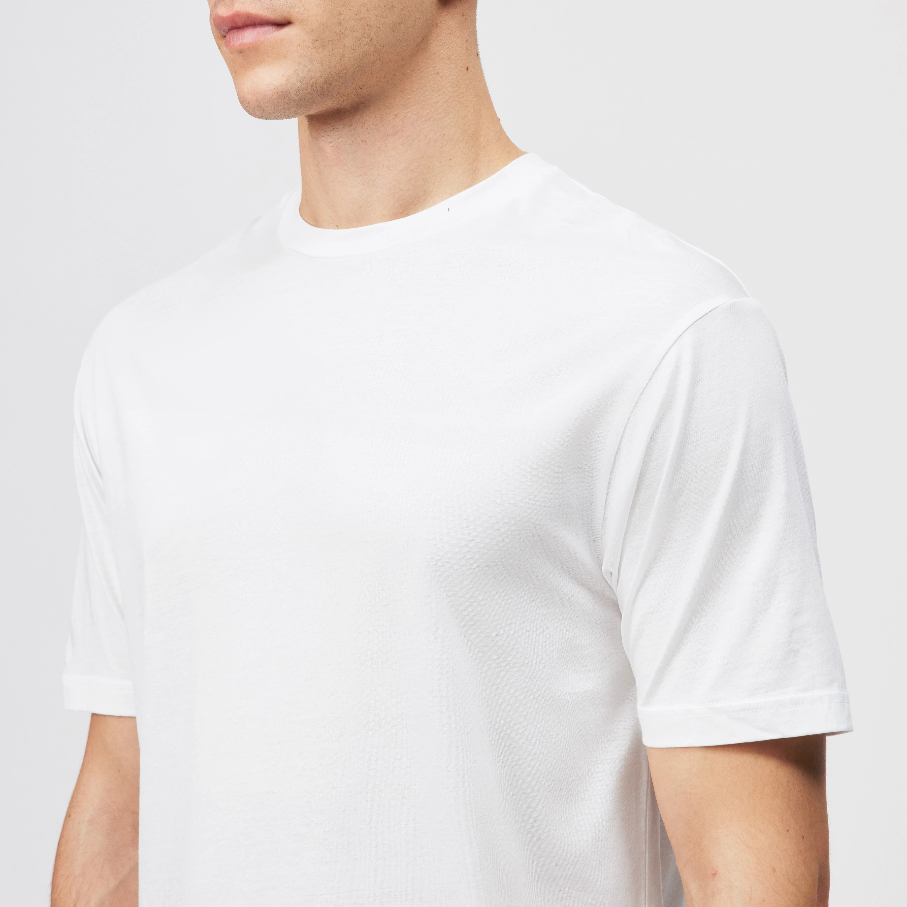 GILBERD - T-Shirt in Baumwoll-Modal-Mix - Herren - weiß - Detailansicht am Model