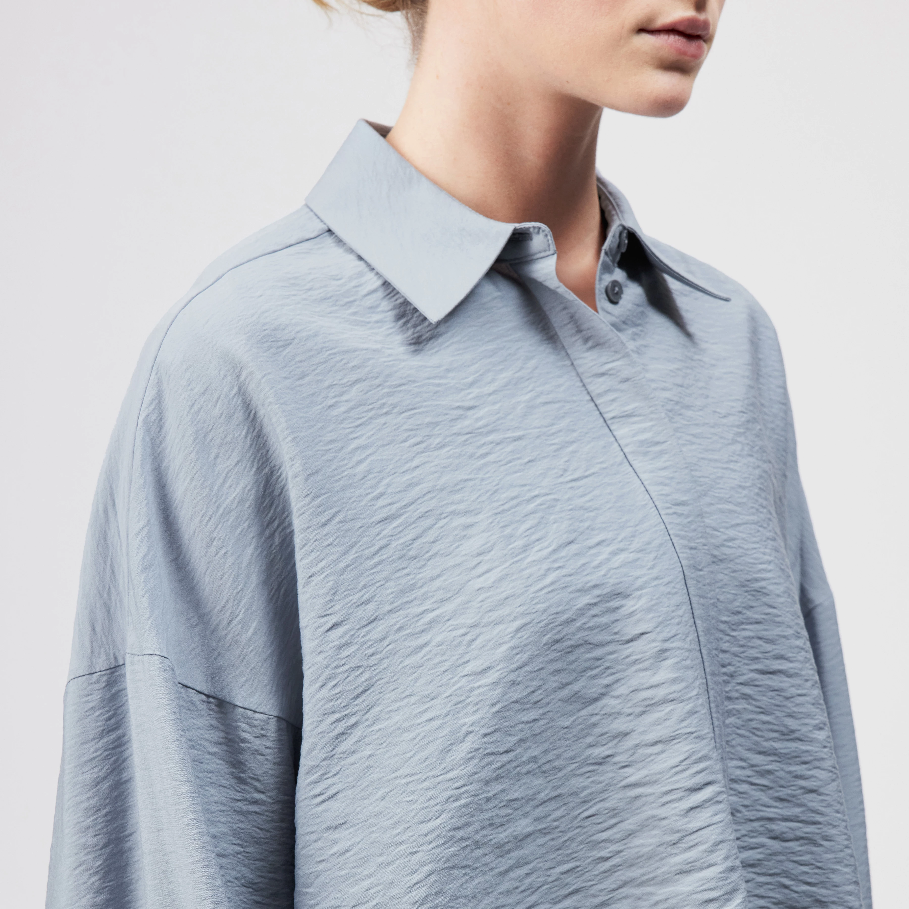 OSHIA - Oversized viscose-blend shirt blouse - women - blue - Detailansicht am Model