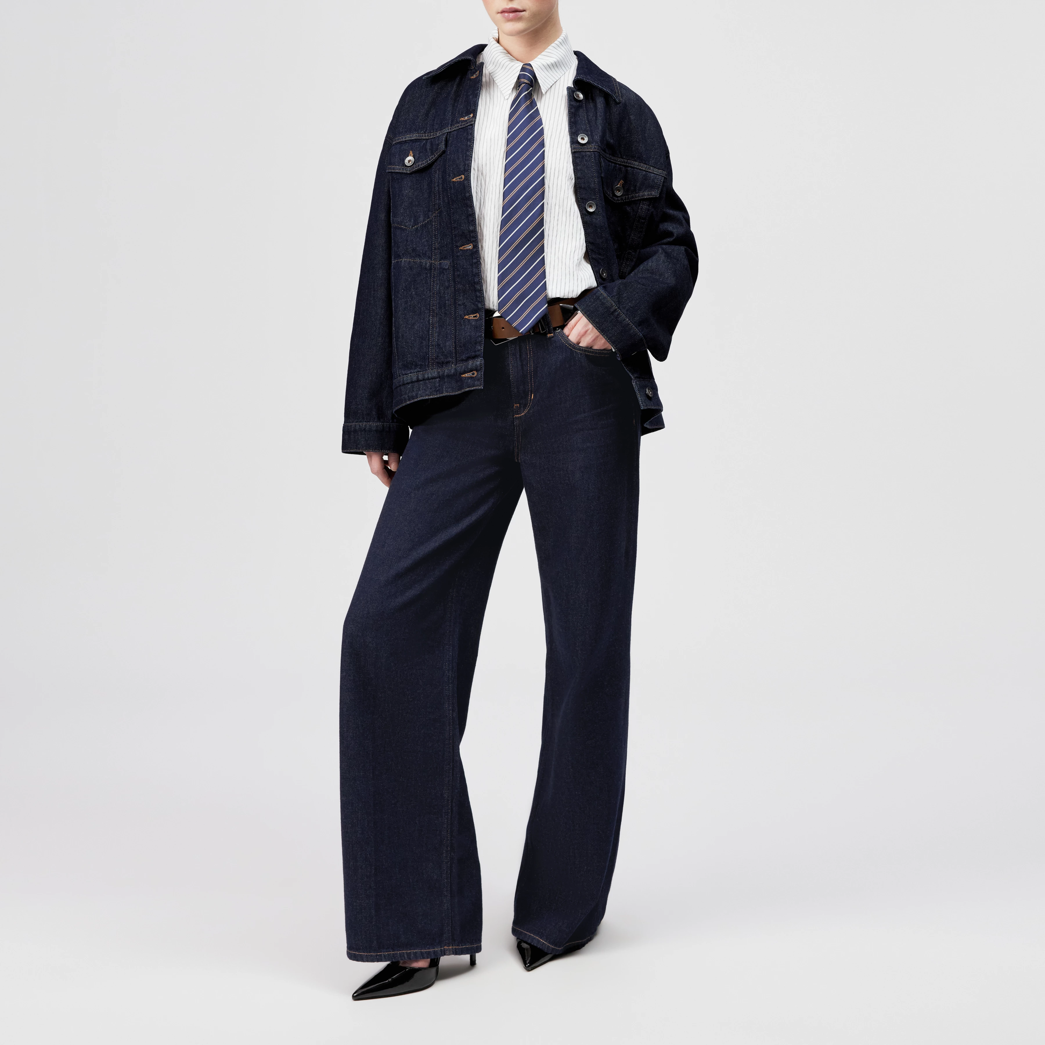 UPHALL - Oversized pure cotton denim jacket - women - blue - Ganzkörper-Frontansicht