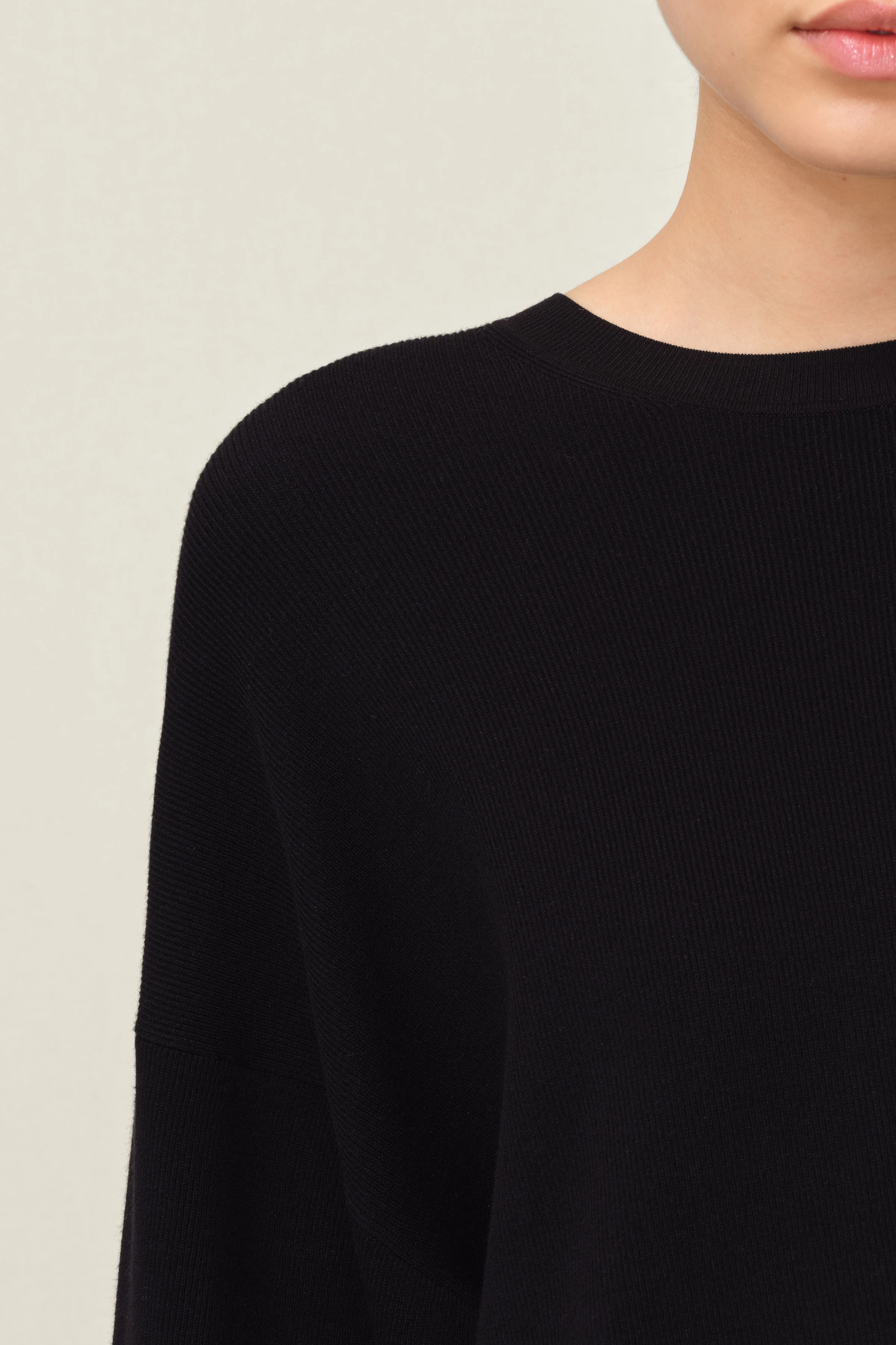 NILAY - Verkürztes Oversize-Strick-T-Shirt - Damen - schwarz - Detailansicht am Model