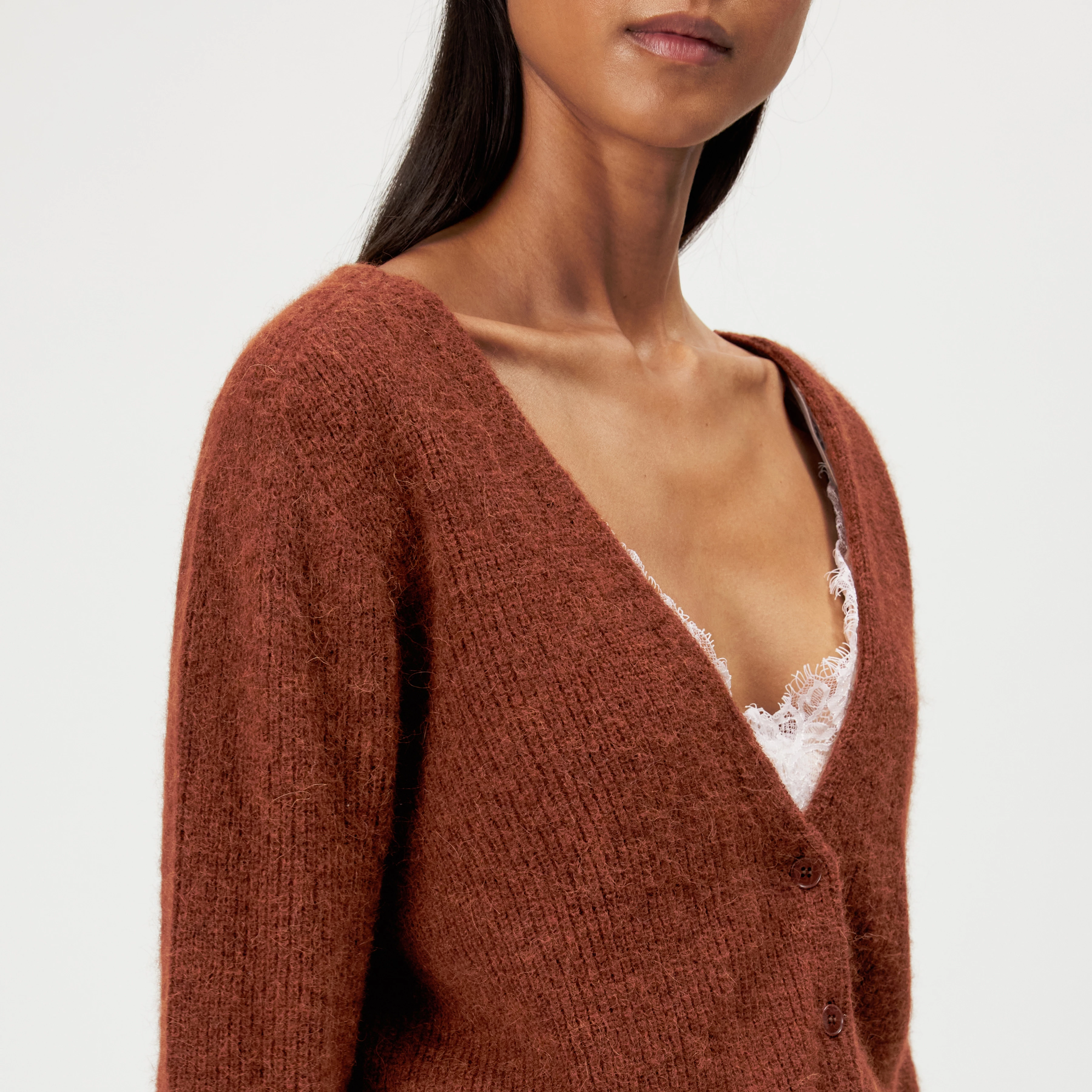 GERTIJA_2 - Alpaca-blend V-neck cardigan - women - brown - Detailansicht am Model