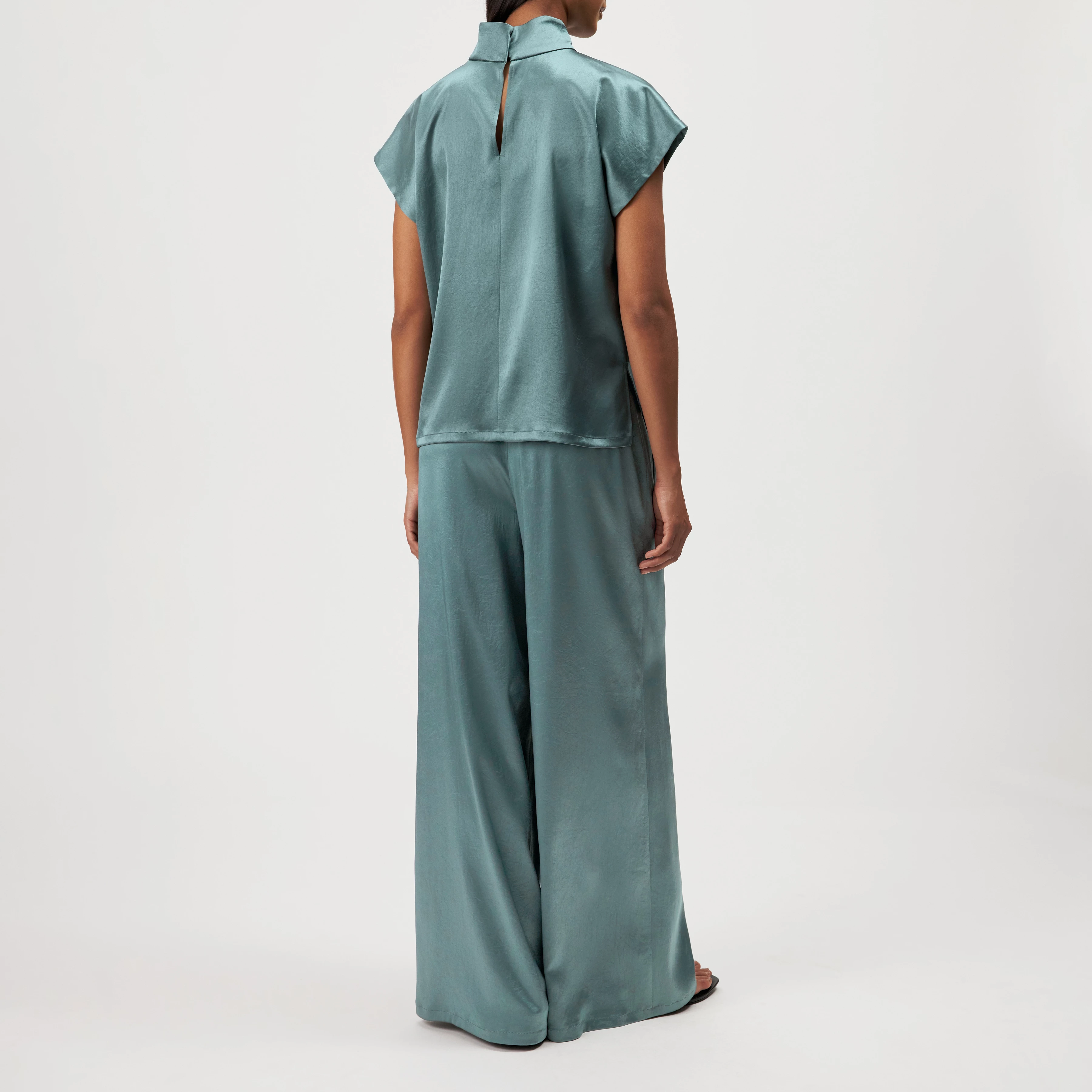 ALARIA_1 - Shirt-Bluse mit Stehkragen in fließendem Satin - Damen - grün - Rückansicht