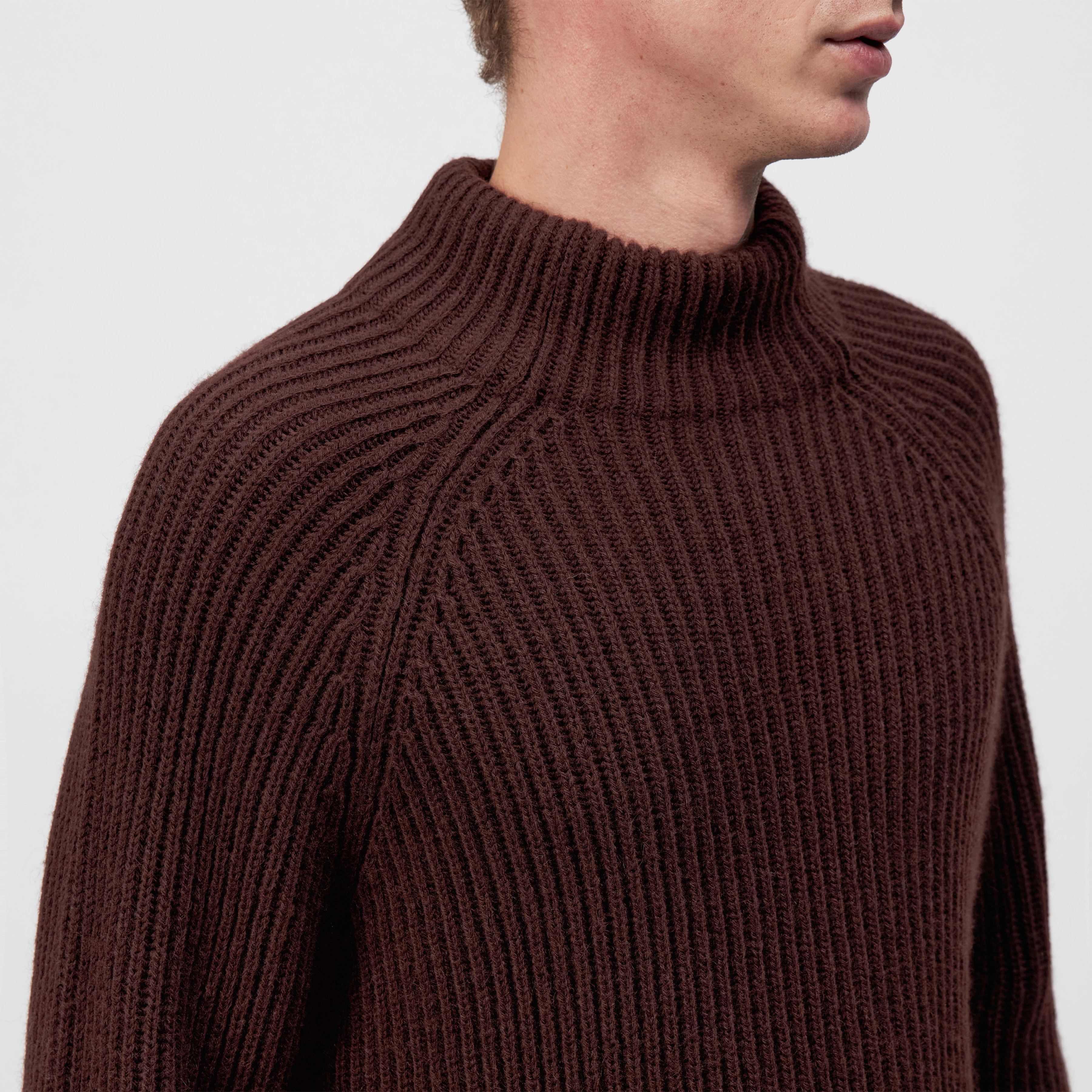 ARVID - Turtleneck jumper in wool and alpaca blend - men - red - Detailansicht am Model