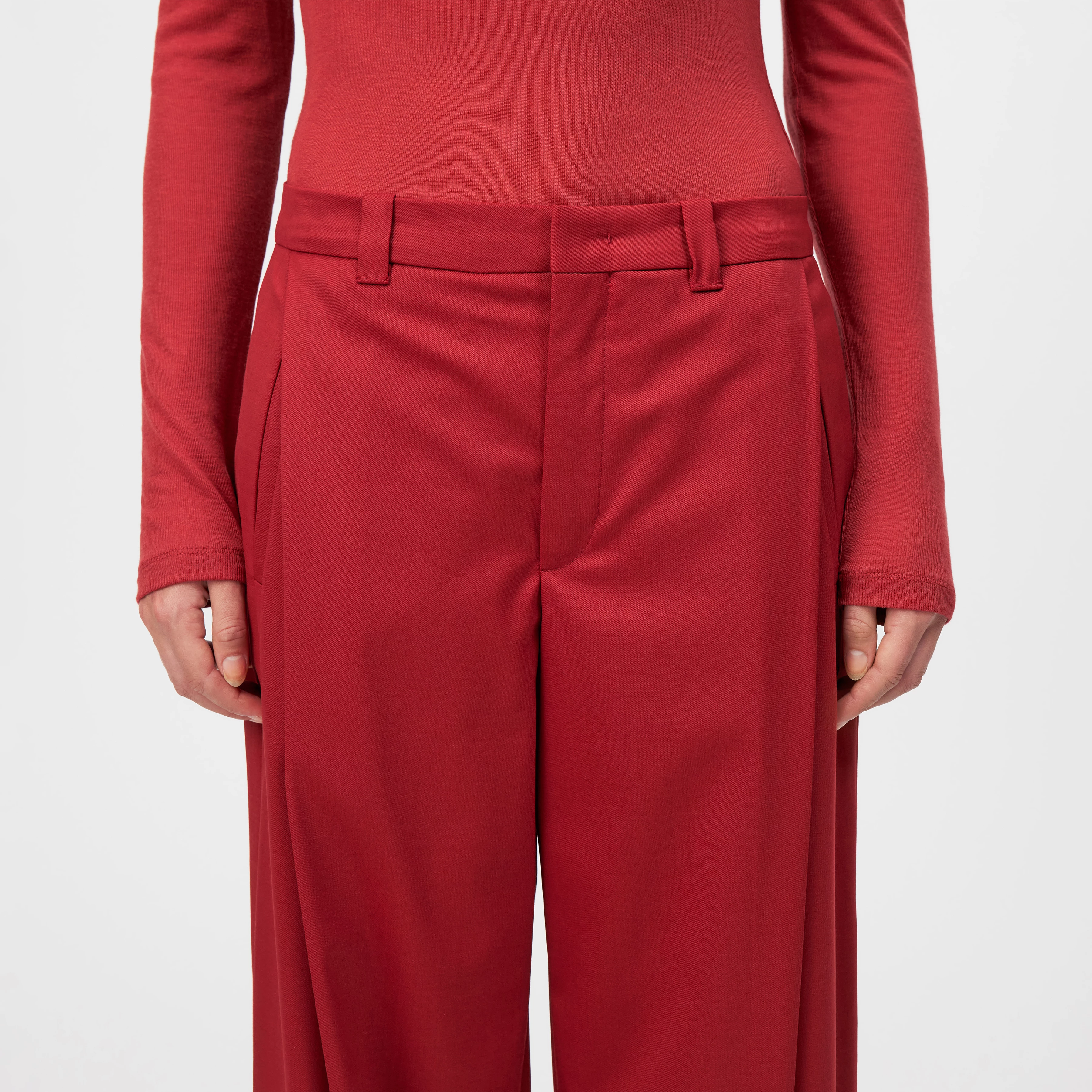 UNPACK - Hose in Woll-Mix - Damen - rot - Detailansicht am Model