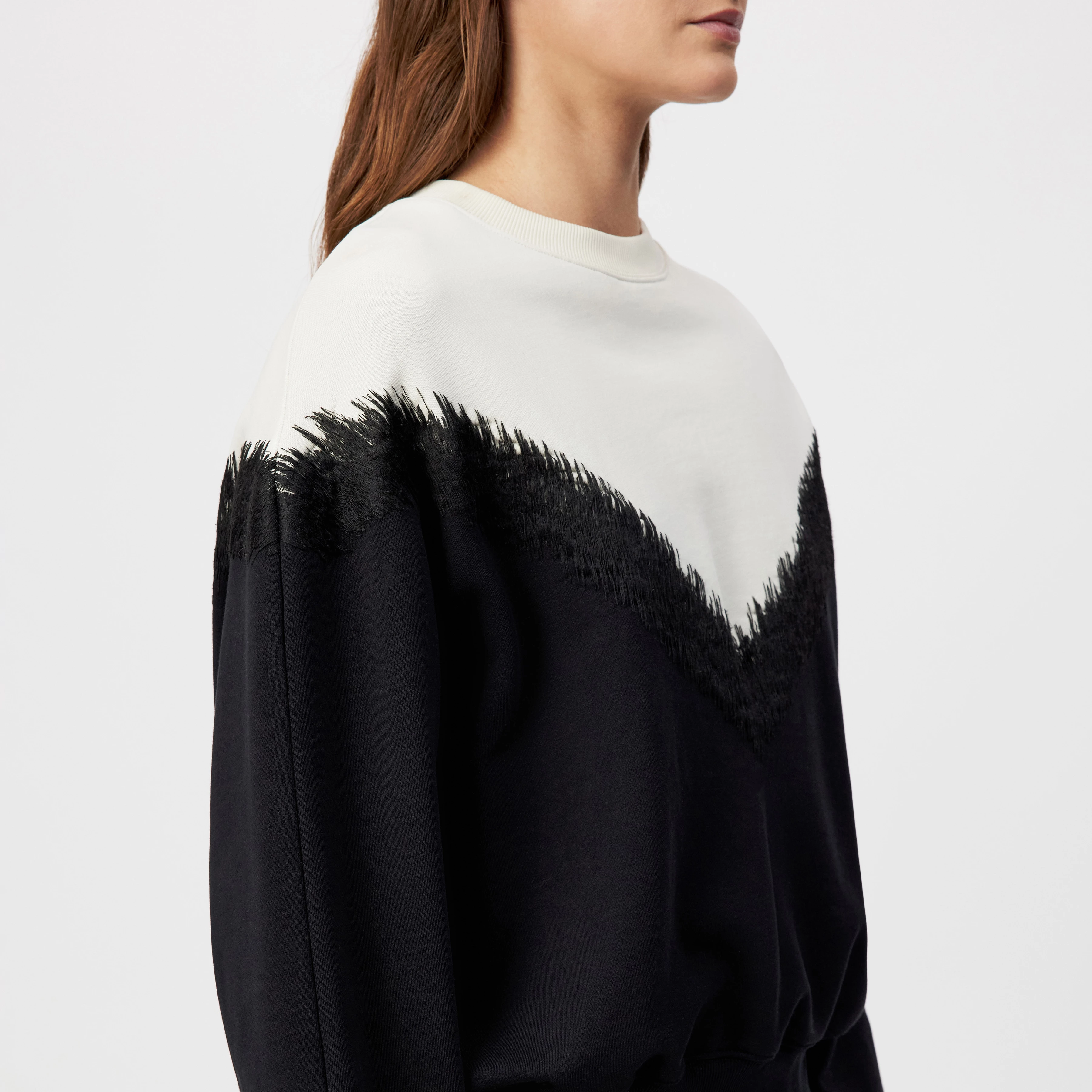 JANEA_P1 - Oversized sweatshirt in pure cotton - women - black - Detailansicht am Model