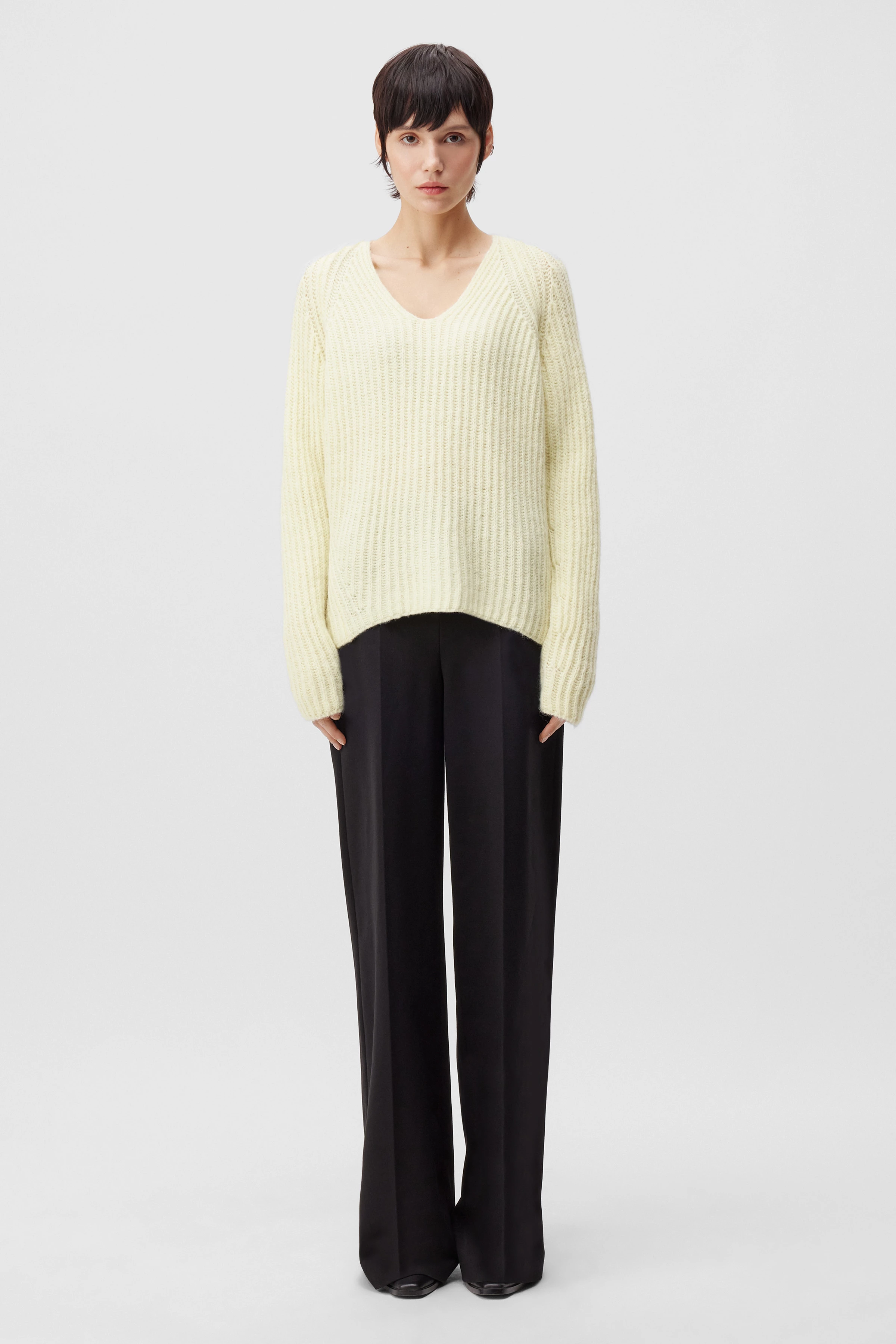 LYNETTE - trui van alpacamix - dames - geel - Ganzkörper-Frontansicht