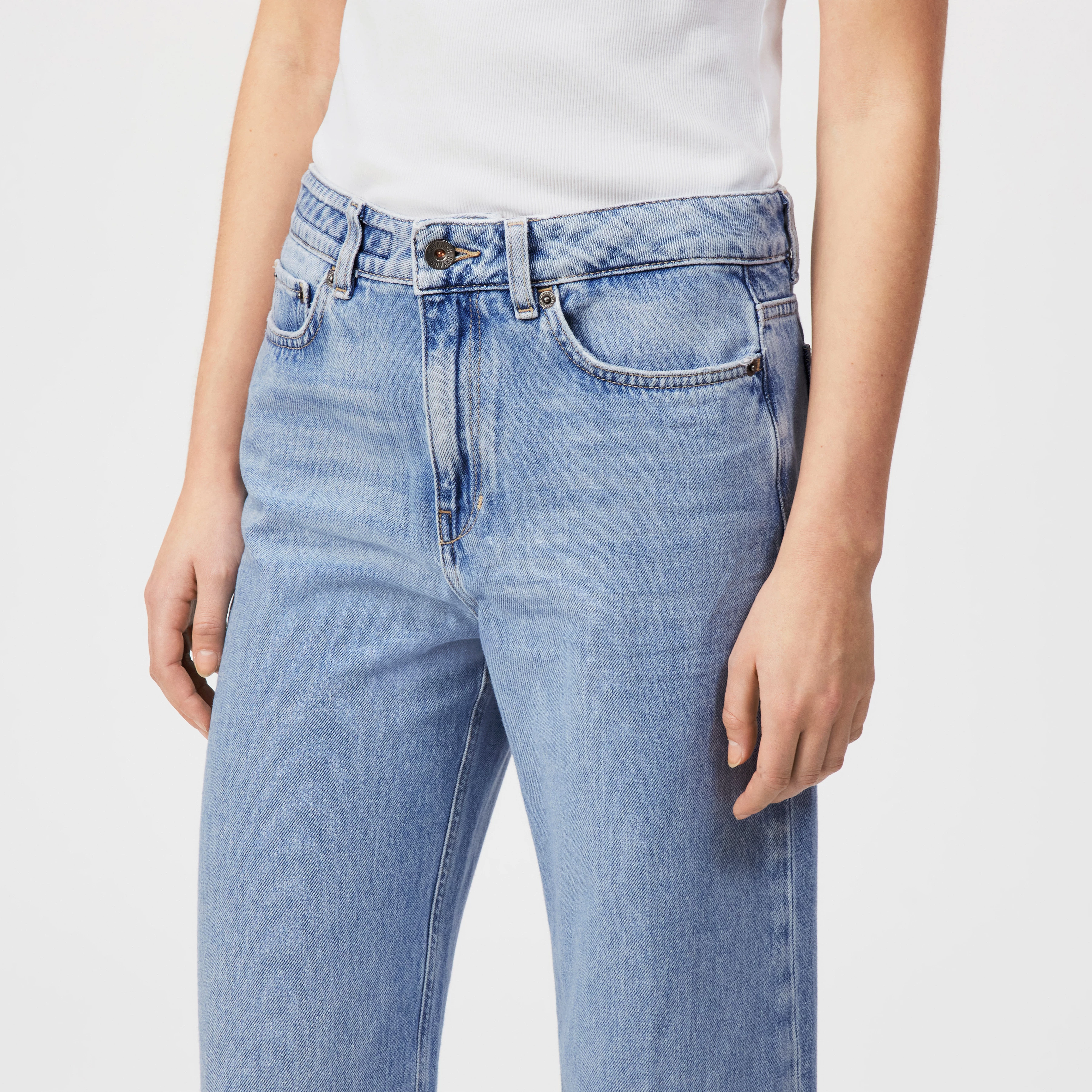 MEDLEY - Mid-rise jeans in mid-blue denim - women - blue - Detailansicht am Model