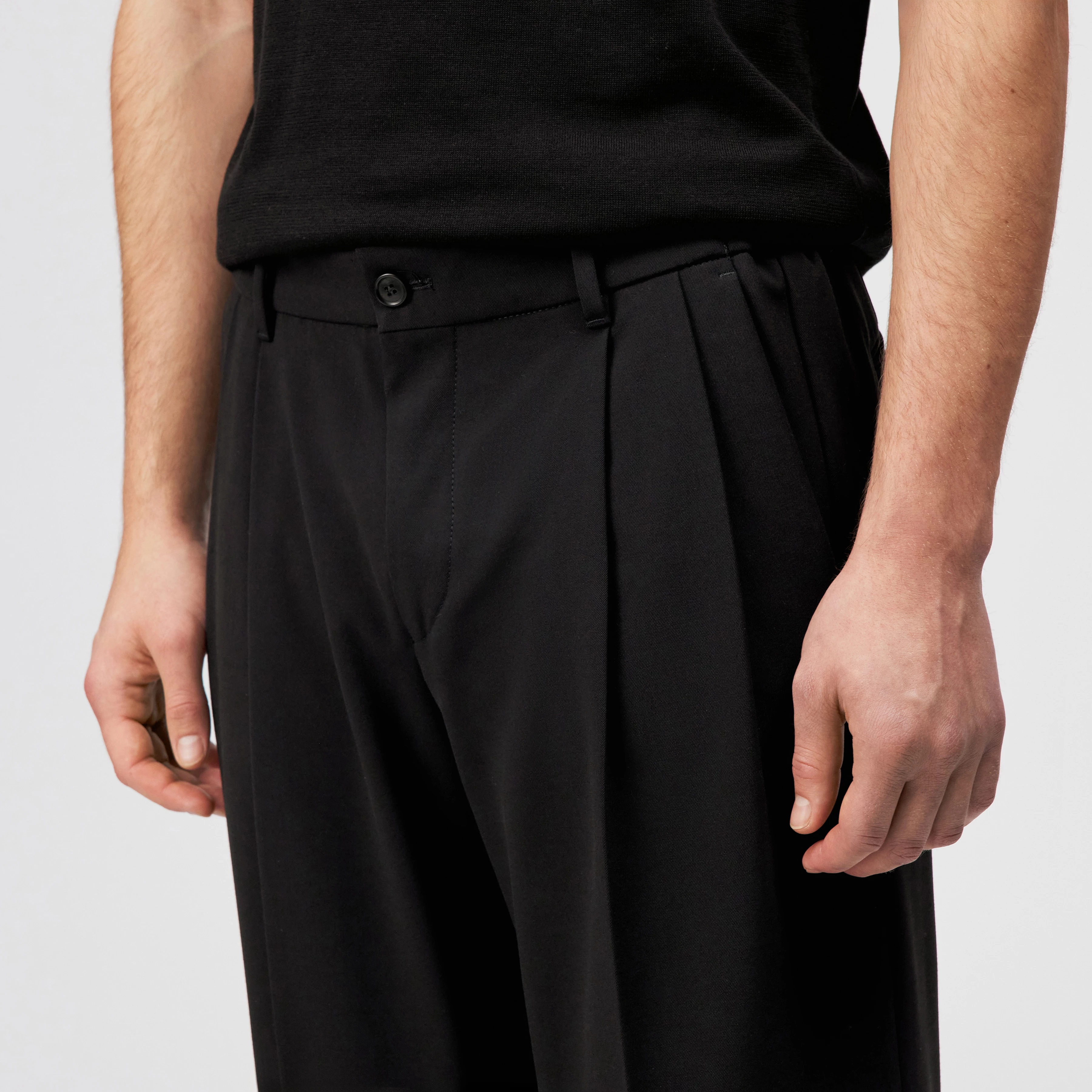 LEEK_WIDE - Relaxed fit broek met bandplooien van gabardine - heren - zwart - Detailansicht am Model