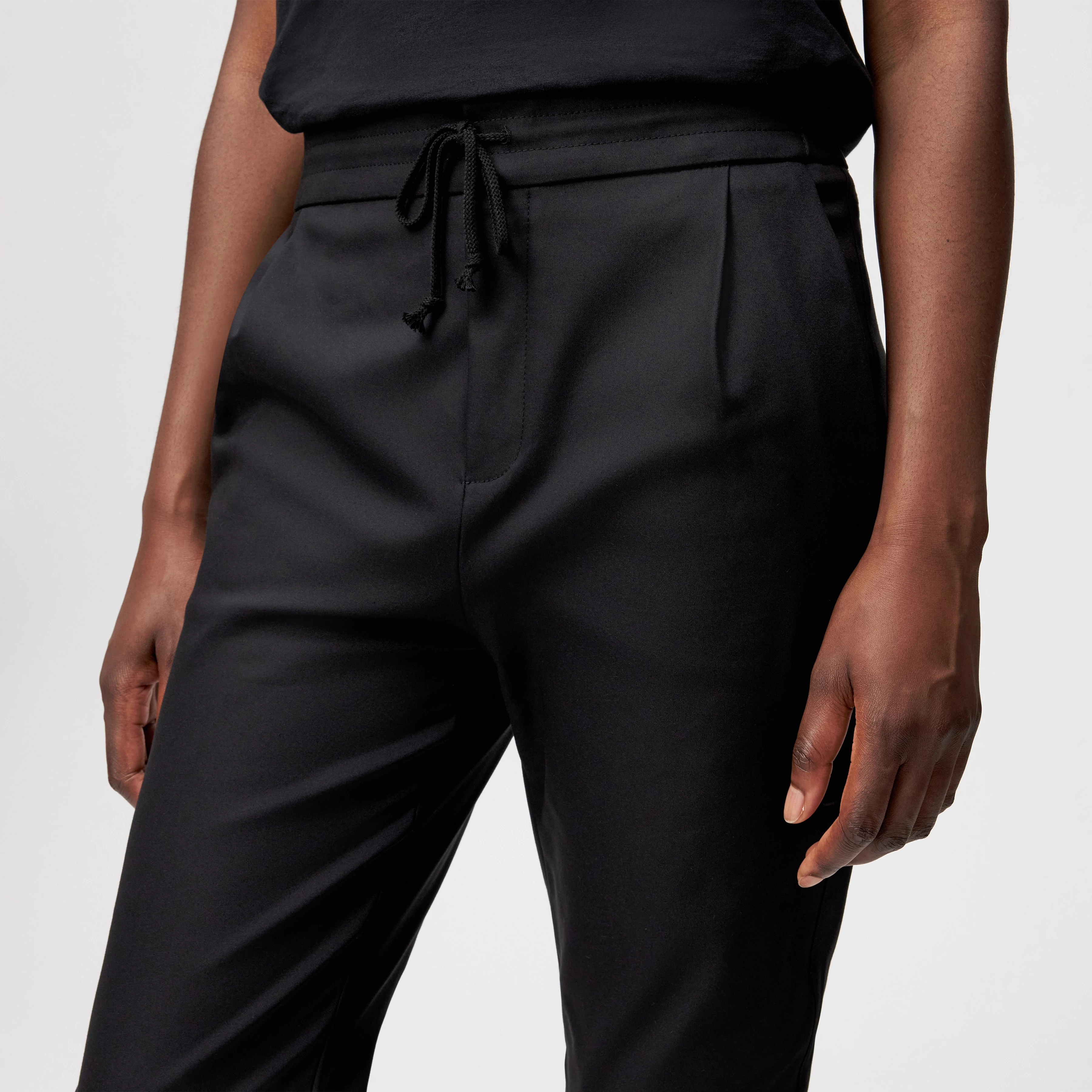 LEVEL - Lässige Bundfaltenhose in Technostretch-Satin - Damen - schwarz - Detailansicht am Model