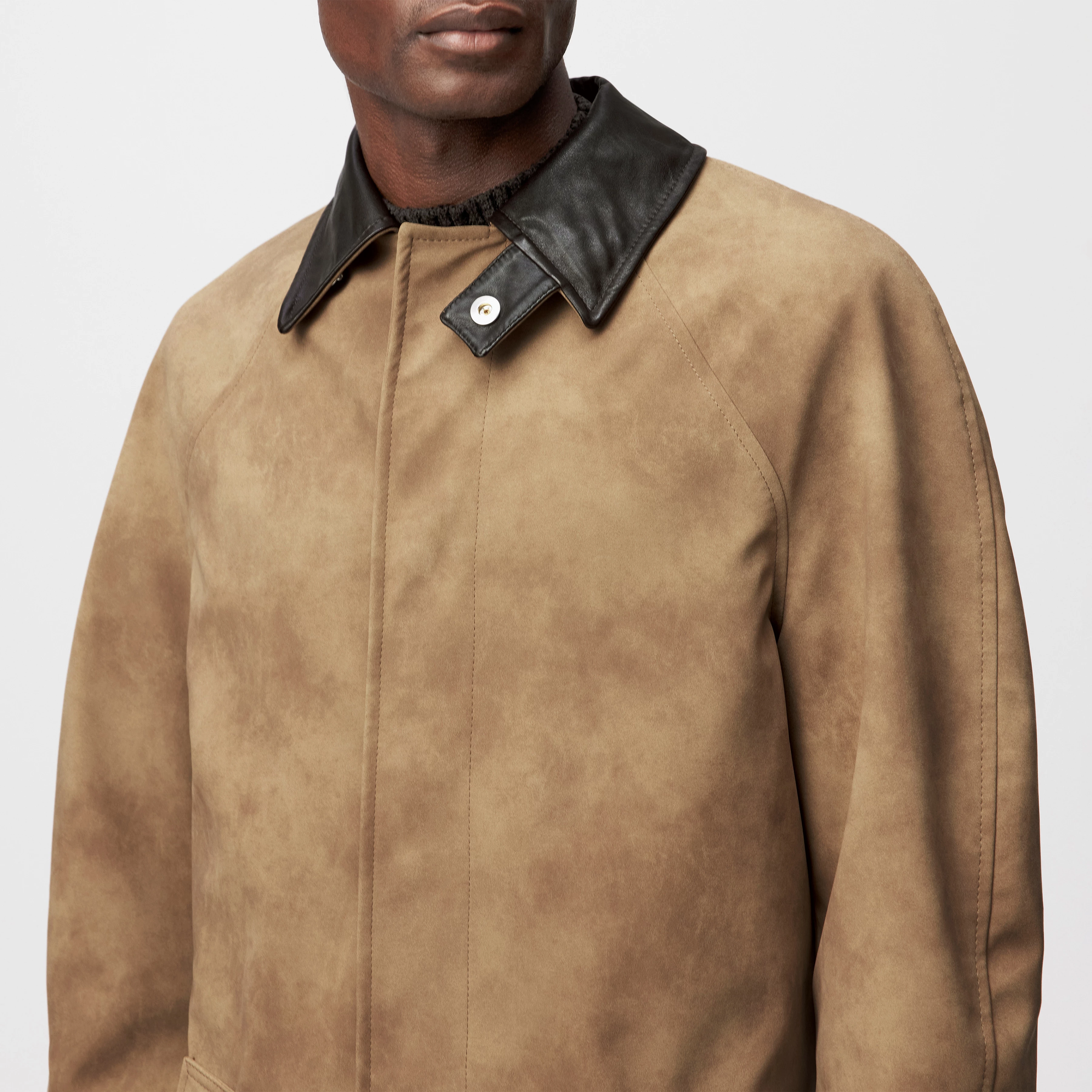 COSMANO_2 - Mantel mit Raglanärmeln in Leder-Look - Herren - braun - Detailansicht am Model