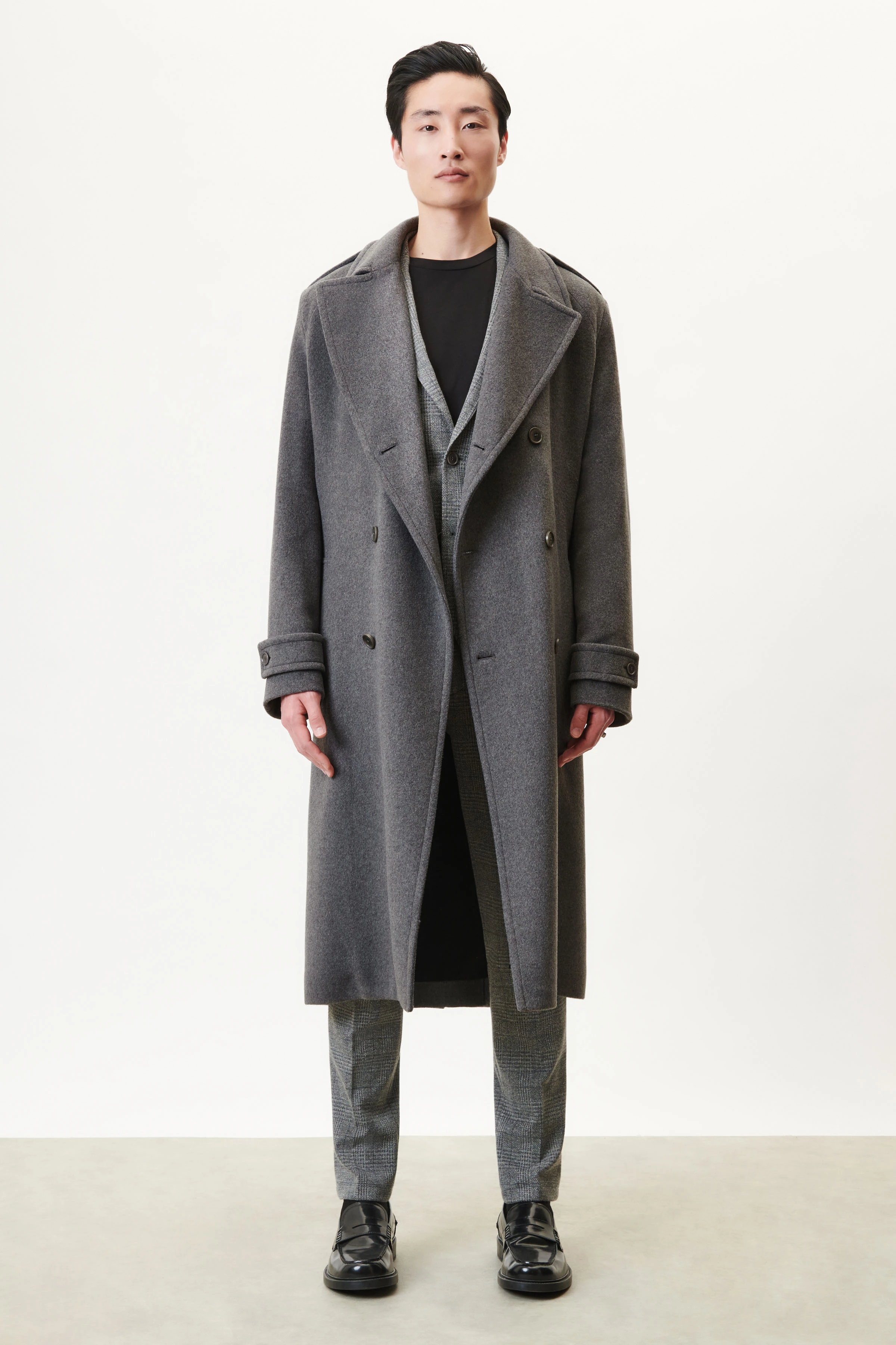 YAKANO - belted trench coat in italian wool blend - men - grey - Ganzkörper-Frontansicht