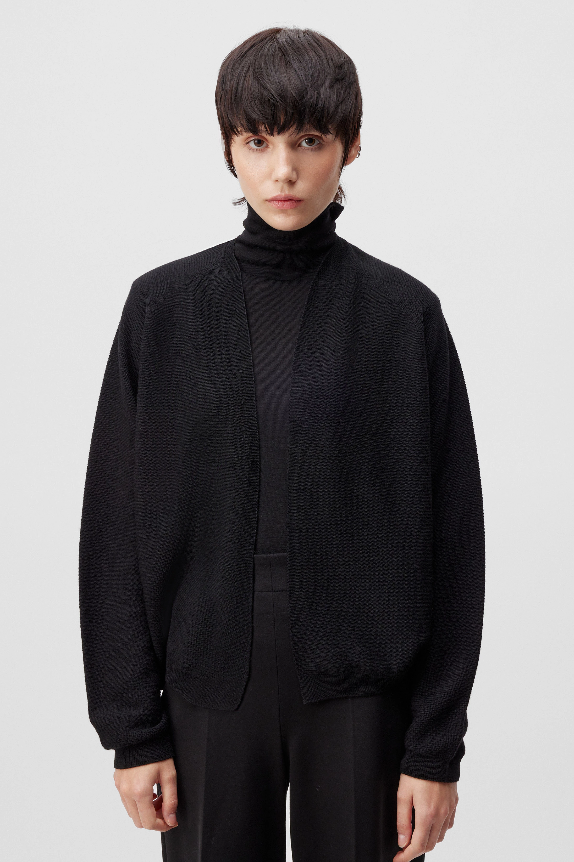 MANUMY - cleane Strickjacke in Merinowolle - Damen - schwarz - Frontansicht