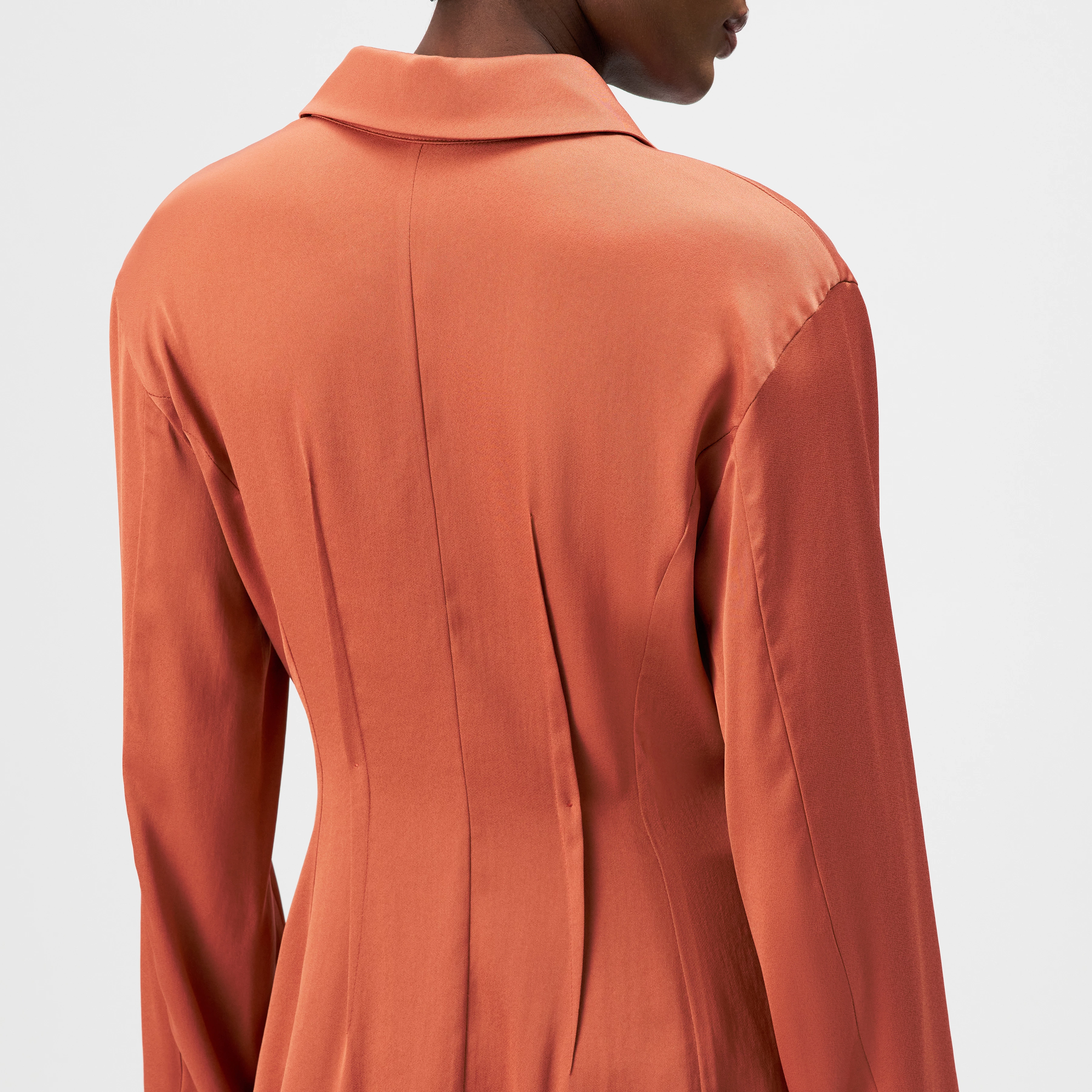 JASIRA - Chemisier cintré en satin fluide - women - orange - Detailansicht am Model