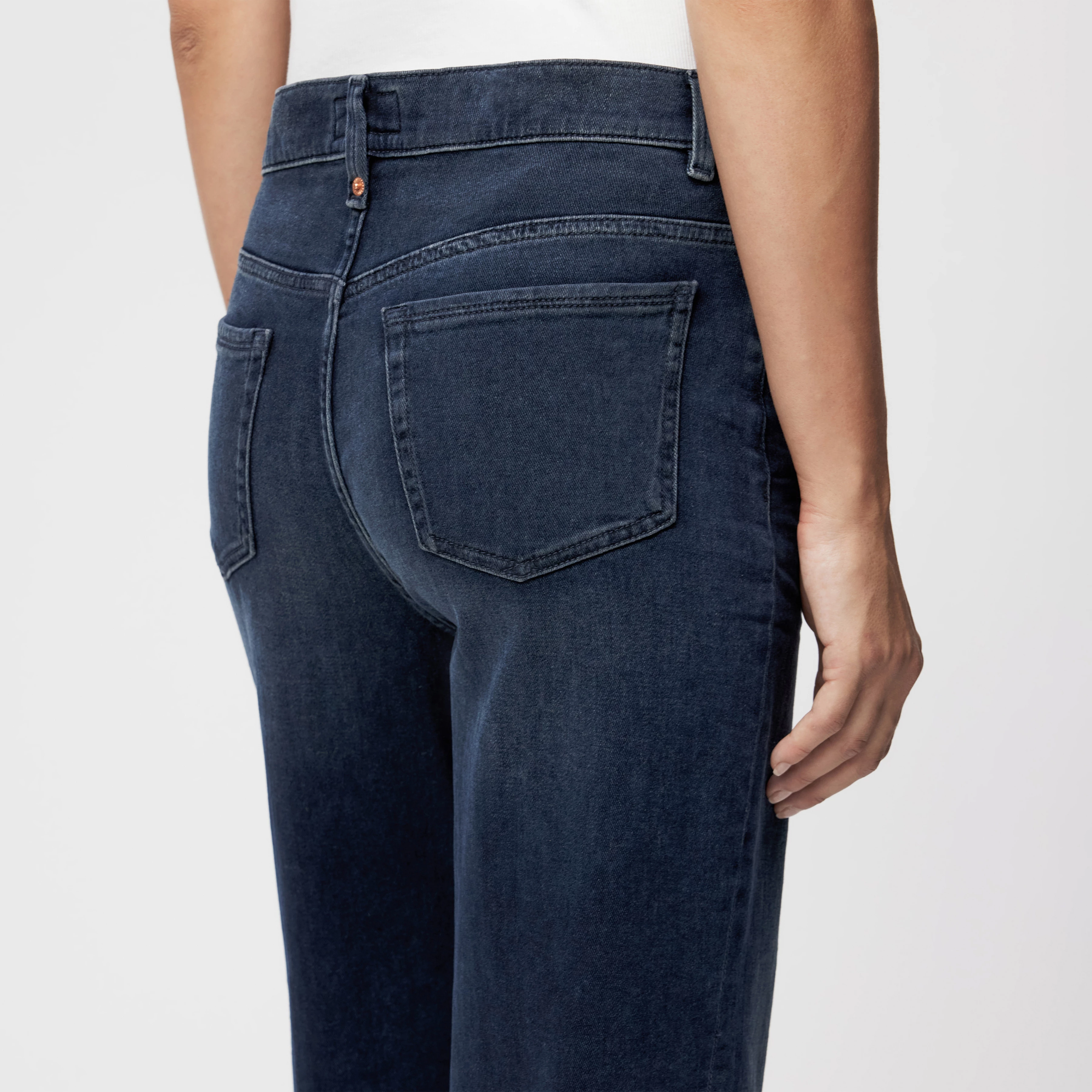 FLOWN - Low-Waist Jeans in Blue-Black Denim - Damen - blau - Detailansicht am Model