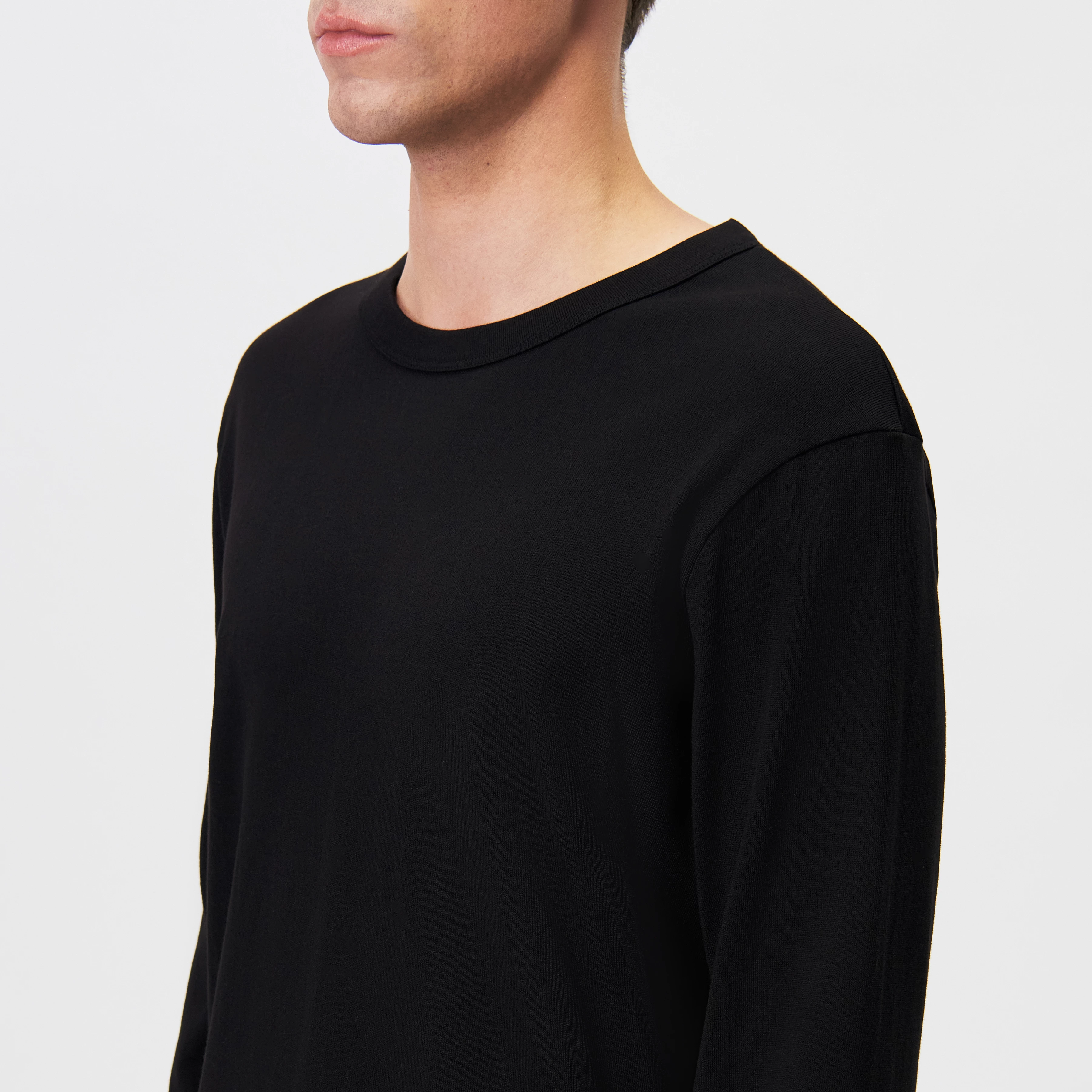 JULIENO_LS - Slim Fit Longsleeve in reiner Baumwolle - Herren - schwarz - Detailansicht am Model