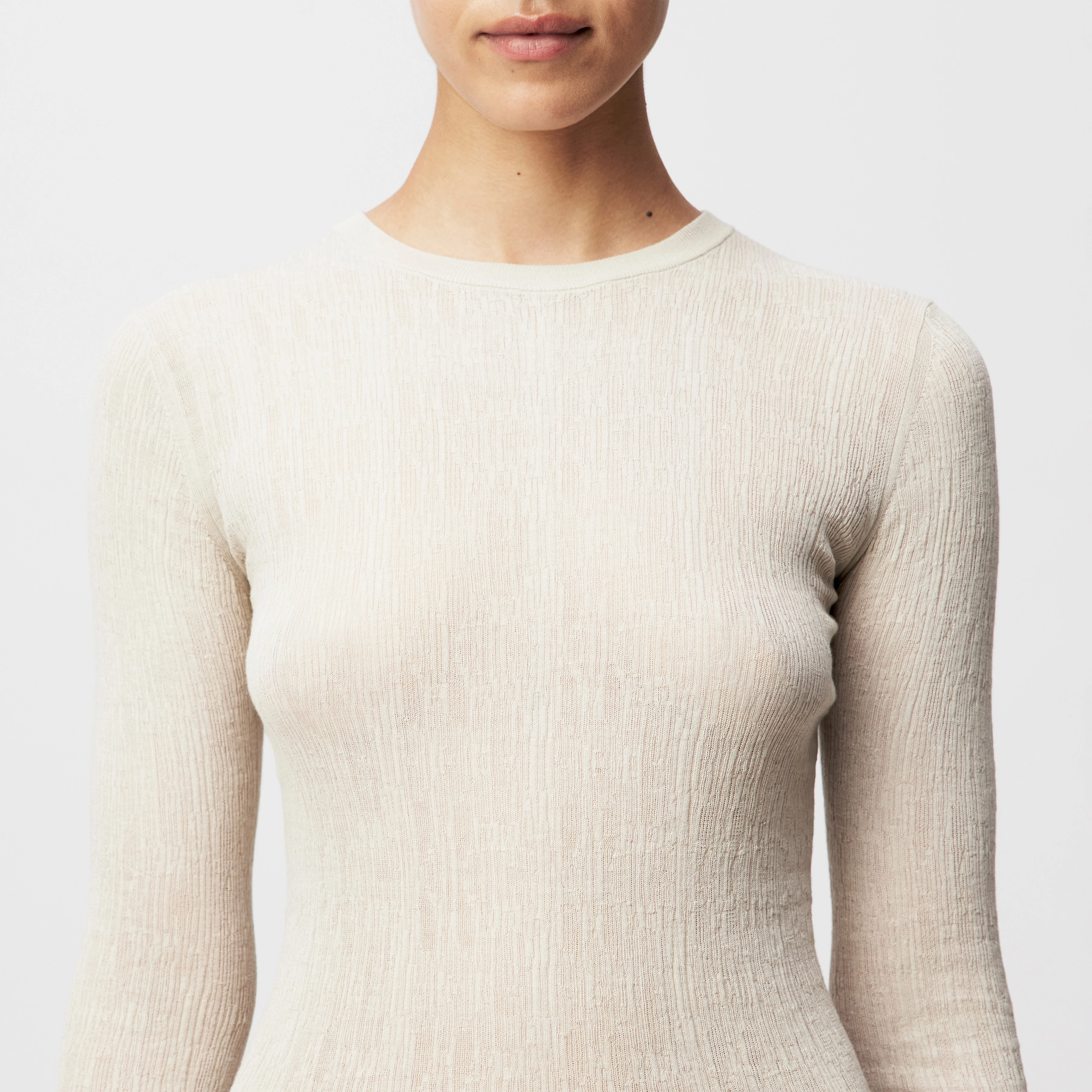 ERMA - Long-sleeved jumper with round neck in mercerised cotton - women - beige - Detailansicht am Model