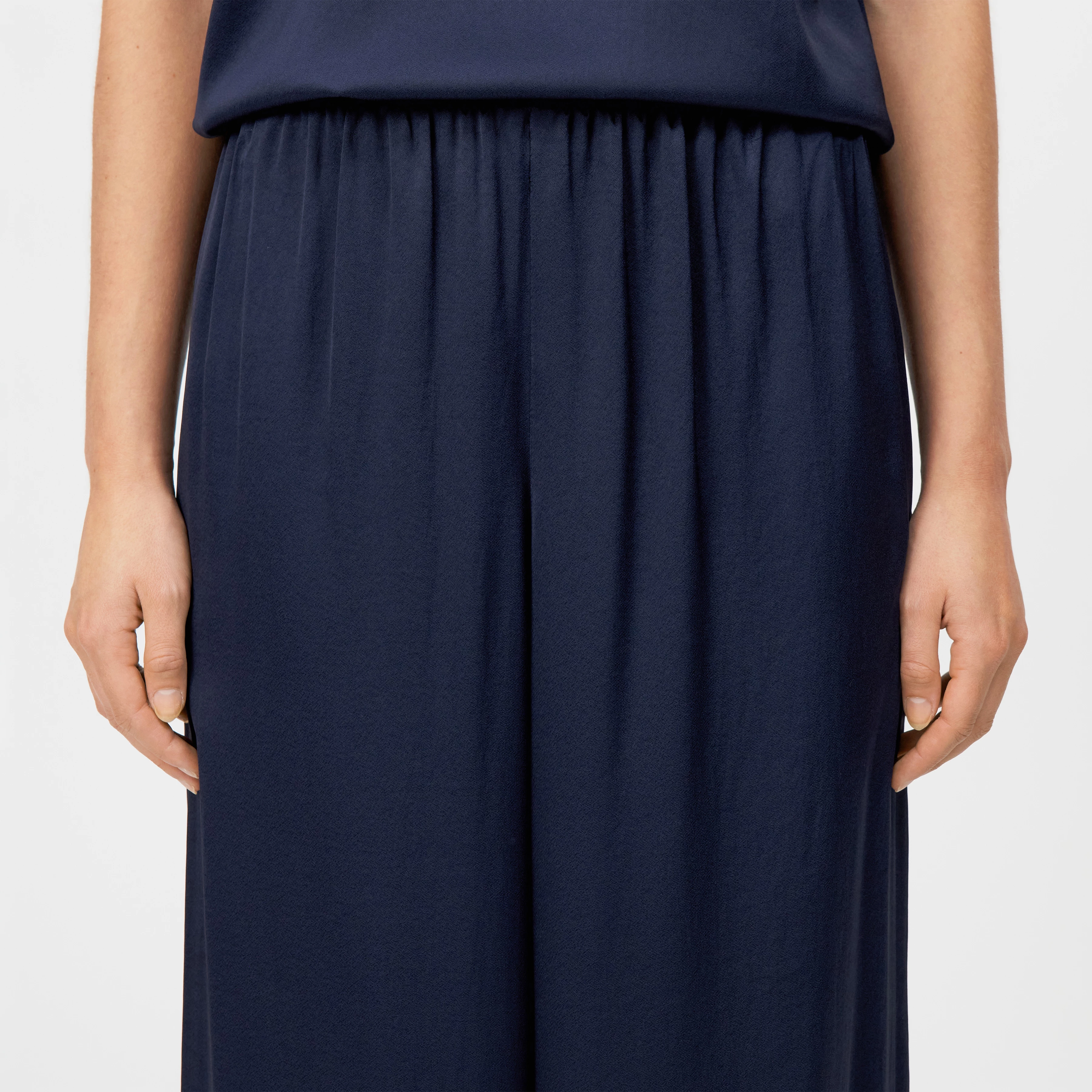 TWEEZER - Weite Hose in Satin - Damen - blau - Detailansicht am Model