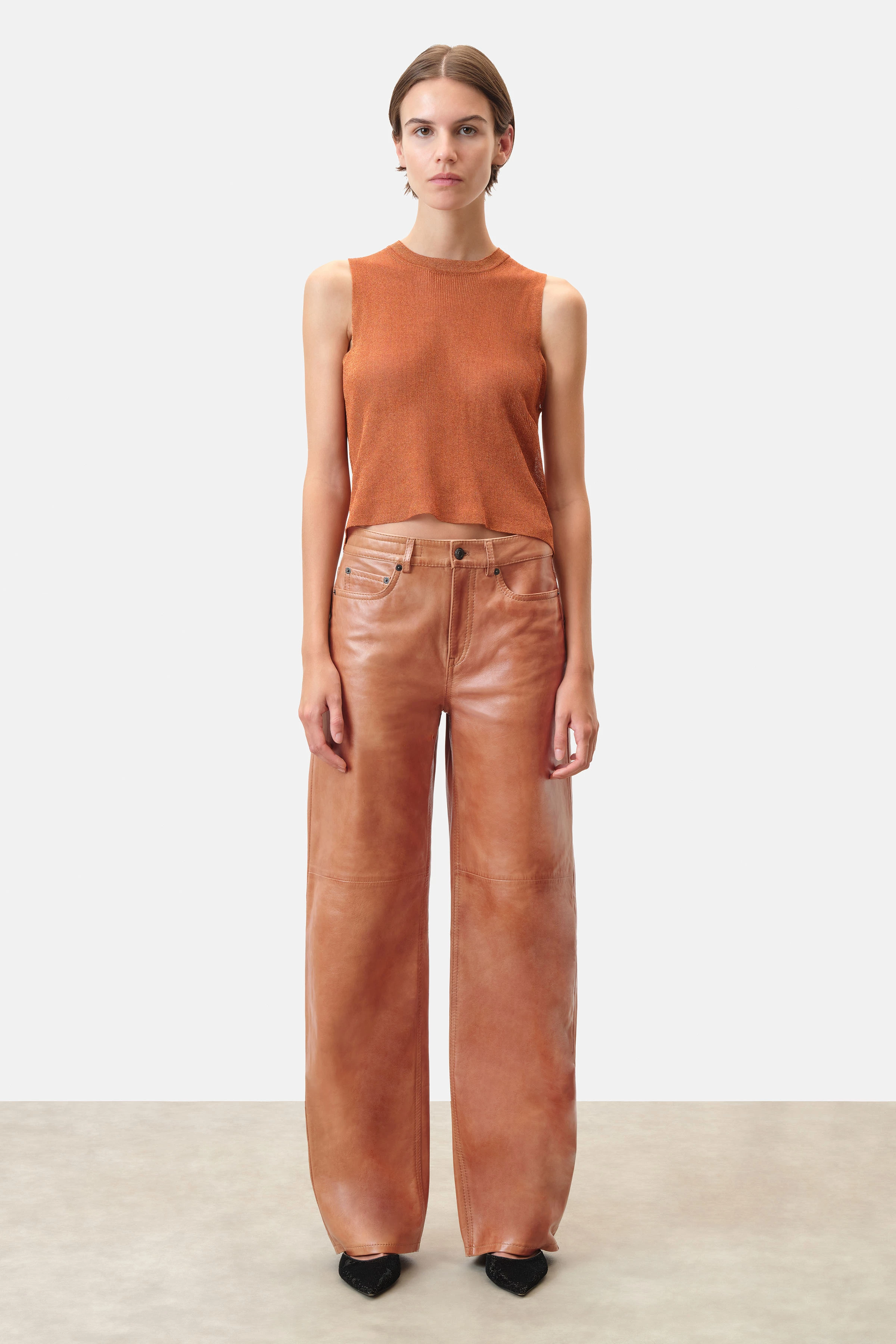 MEDLEY - Mid-Waist Jeans mit weitem Bein in Nappaleder mit Vintage-Effekten - Damen - braun - Ganzkörper-Frontansicht