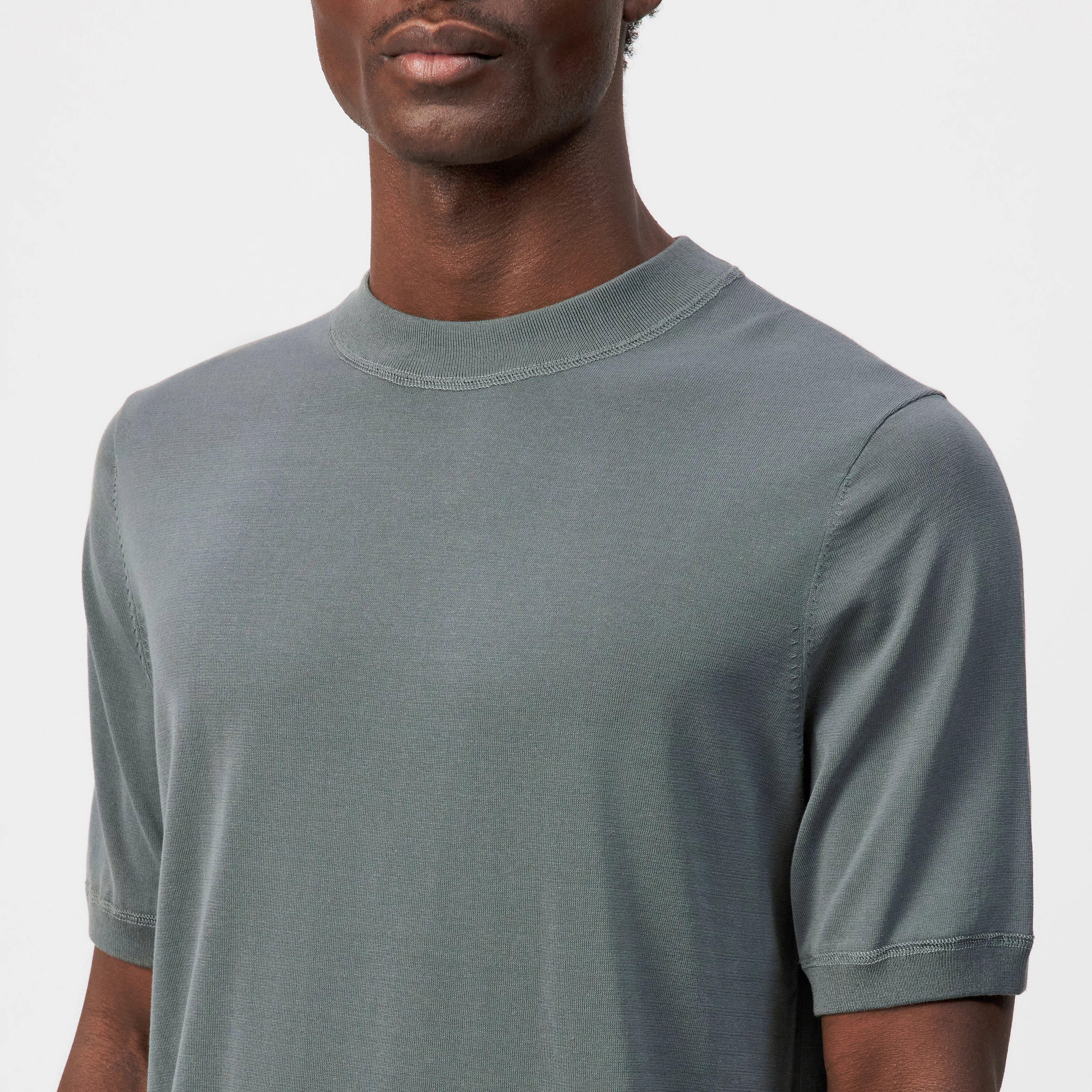 MICANO - Regular fit T-shirt in fine knit - men - green - Detailansicht am Model