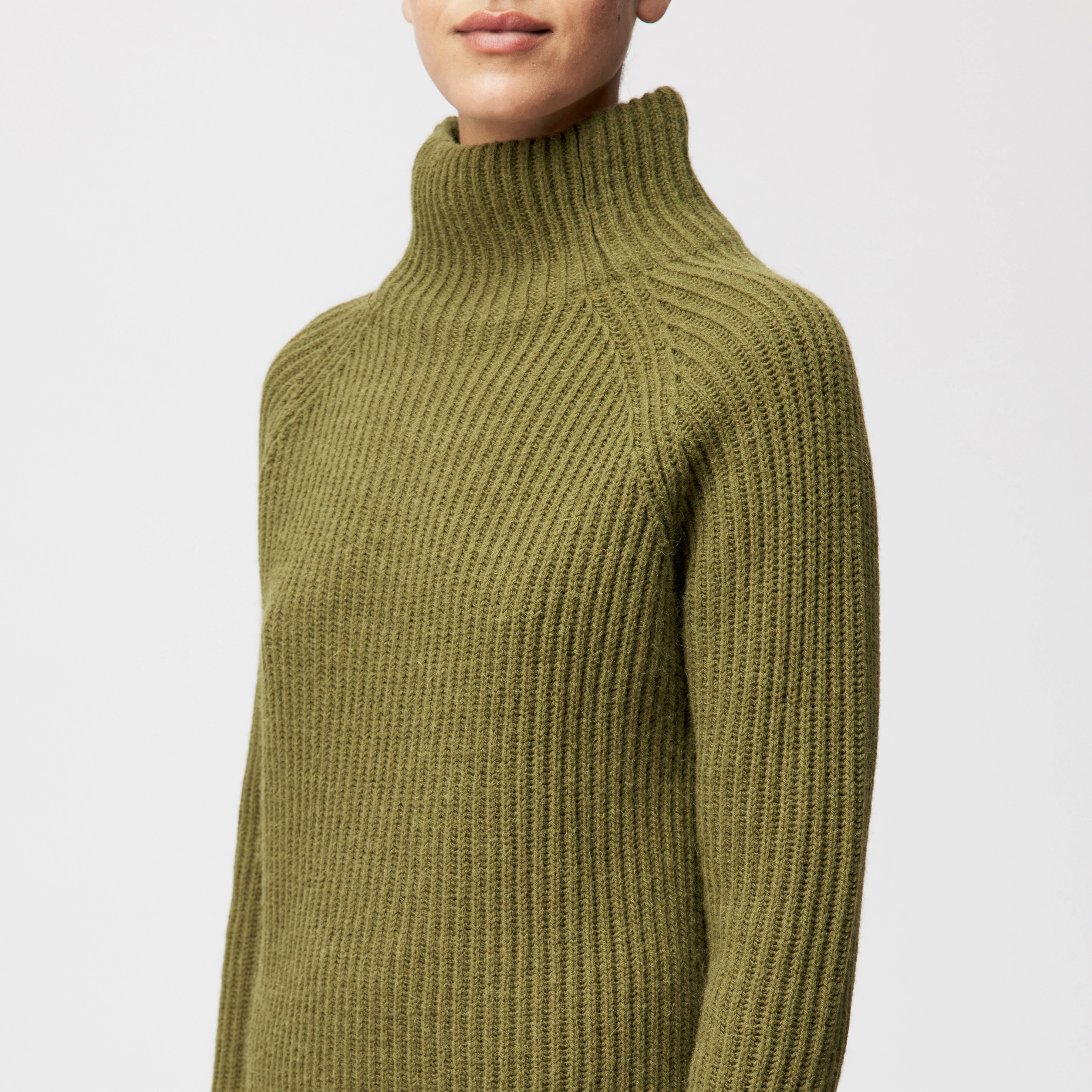 ARWEN - Pull à col roulé en laine et alpaga mélangés - women - vert - Detailansicht am Model