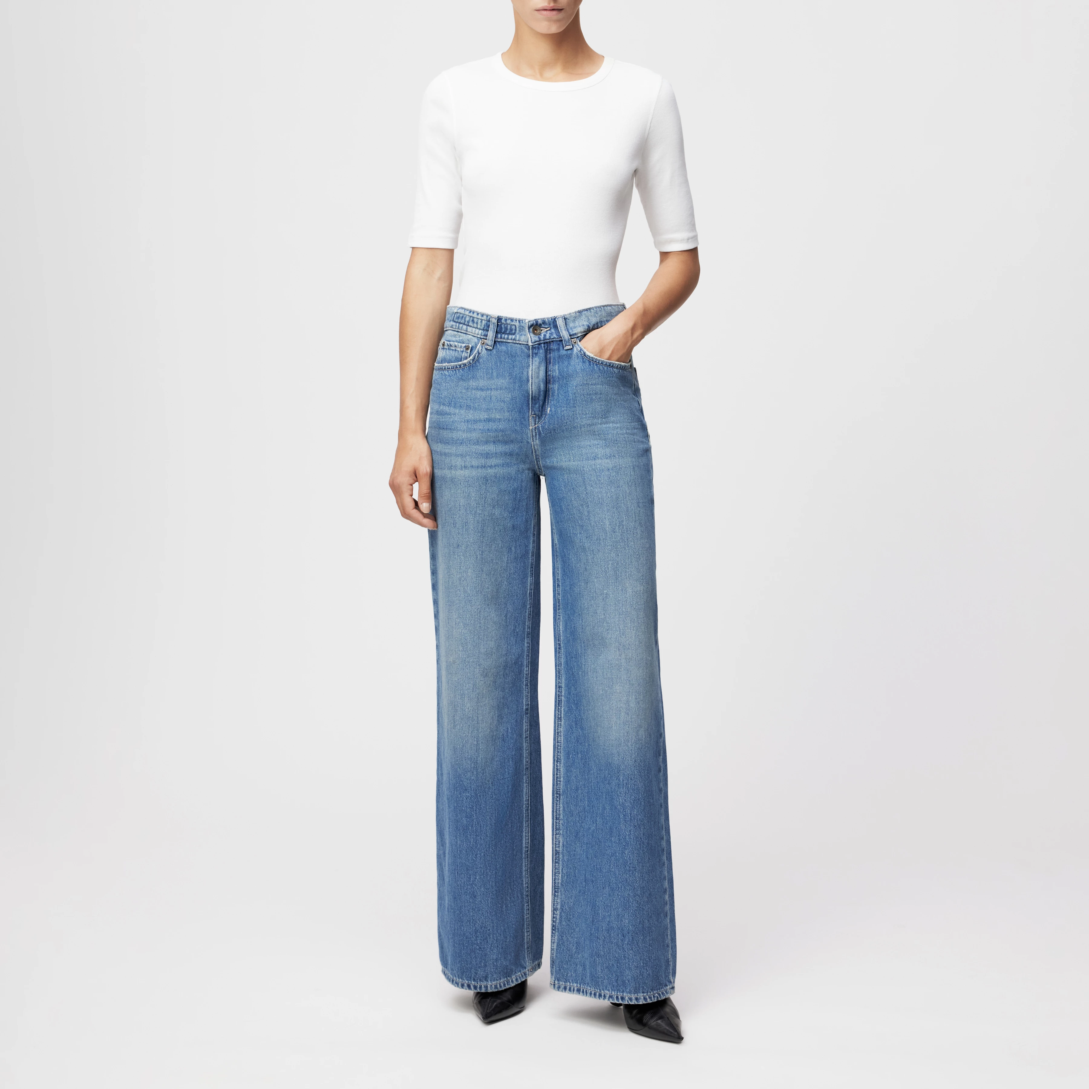 FLUNG - Mid-Waist Jeans in Light-Blue Denim - Damen - blau - Ganzkörper-Frontansicht