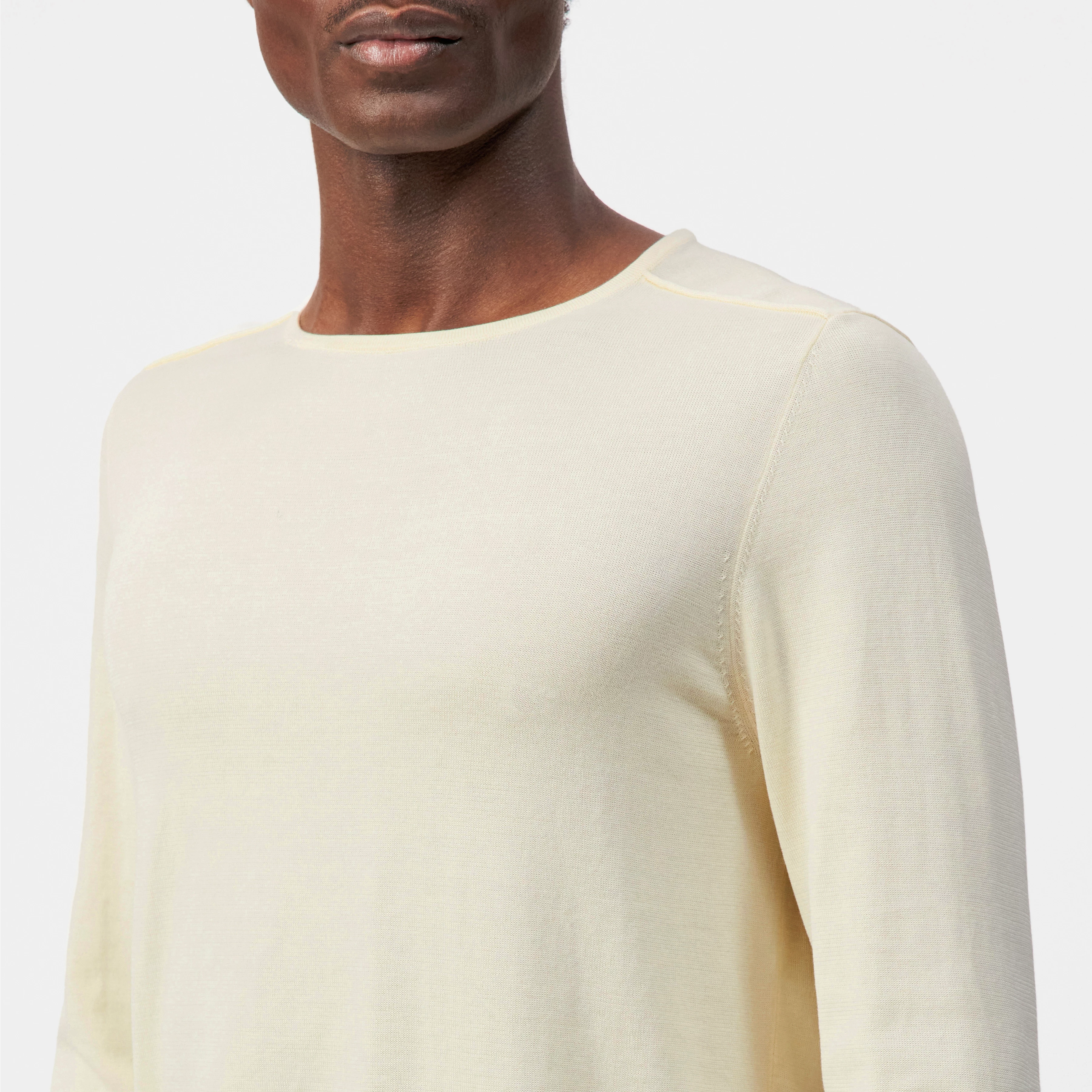 RIKONO - Knitted jumper in clean cotton - men - beige - Detailansicht am Model