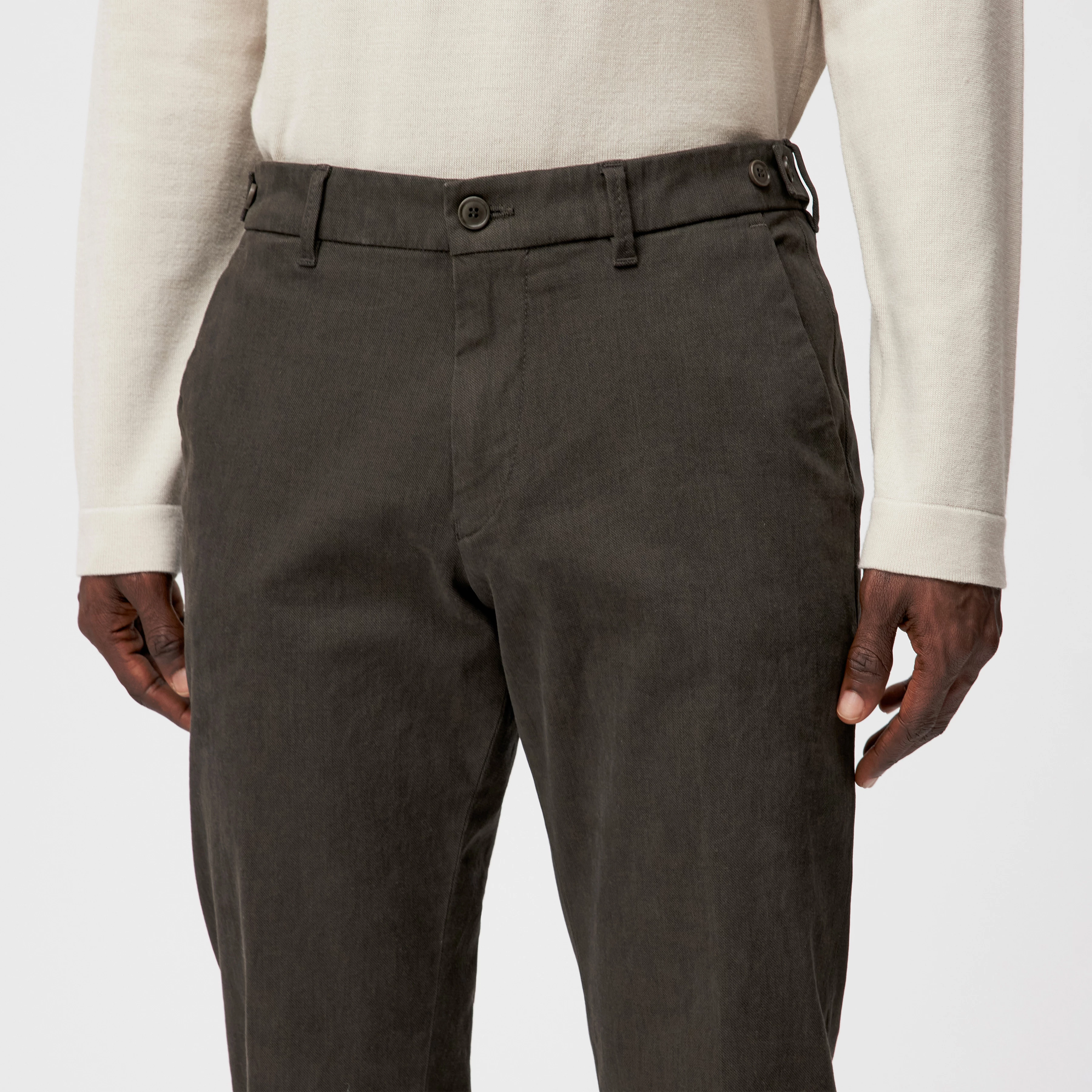 FAGO - Modern chinos in cotton blend - men - brown - Detailansicht am Model