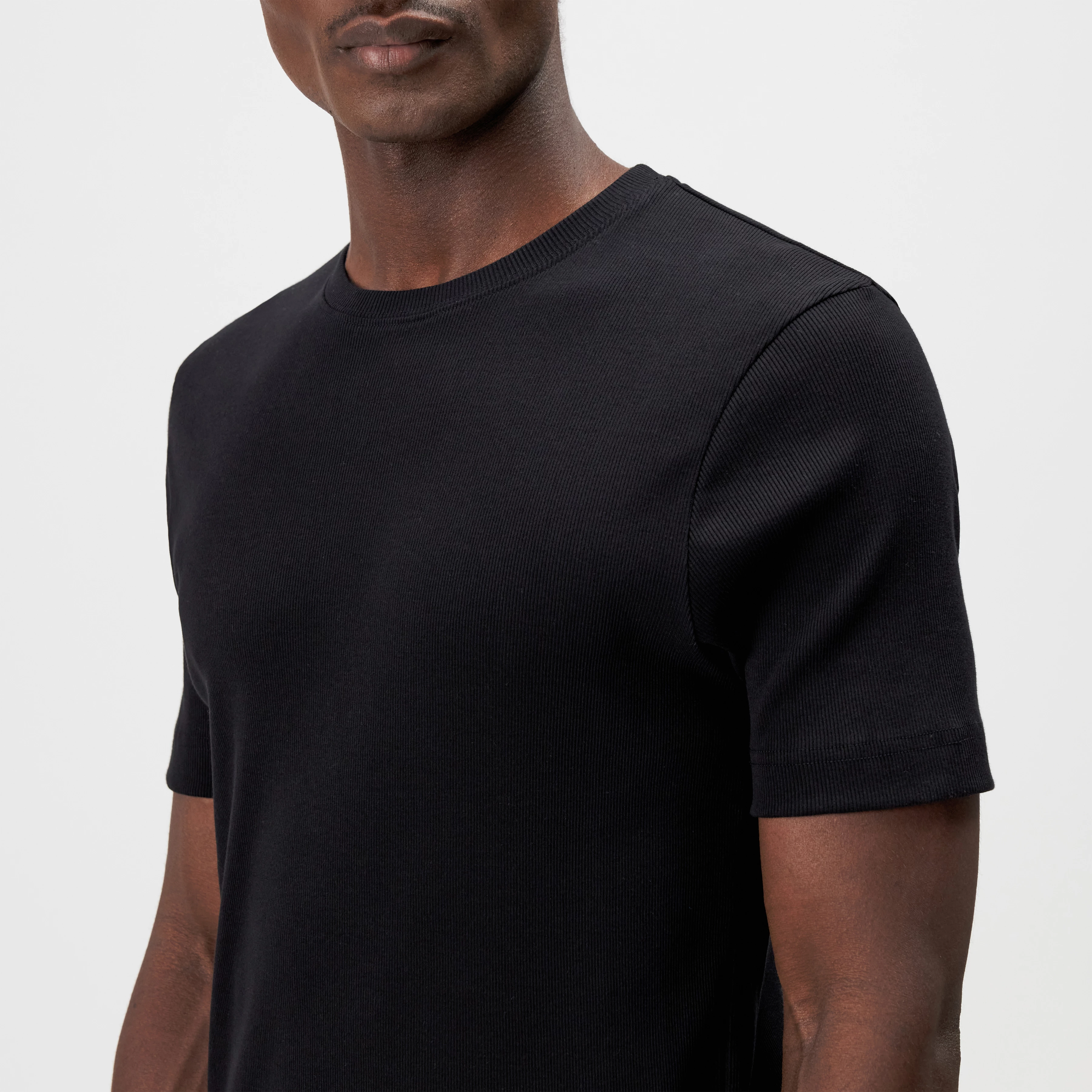 ENIL - Men's slim-fit cotton jersey T-shirt. - men - black - Detailansicht am Model