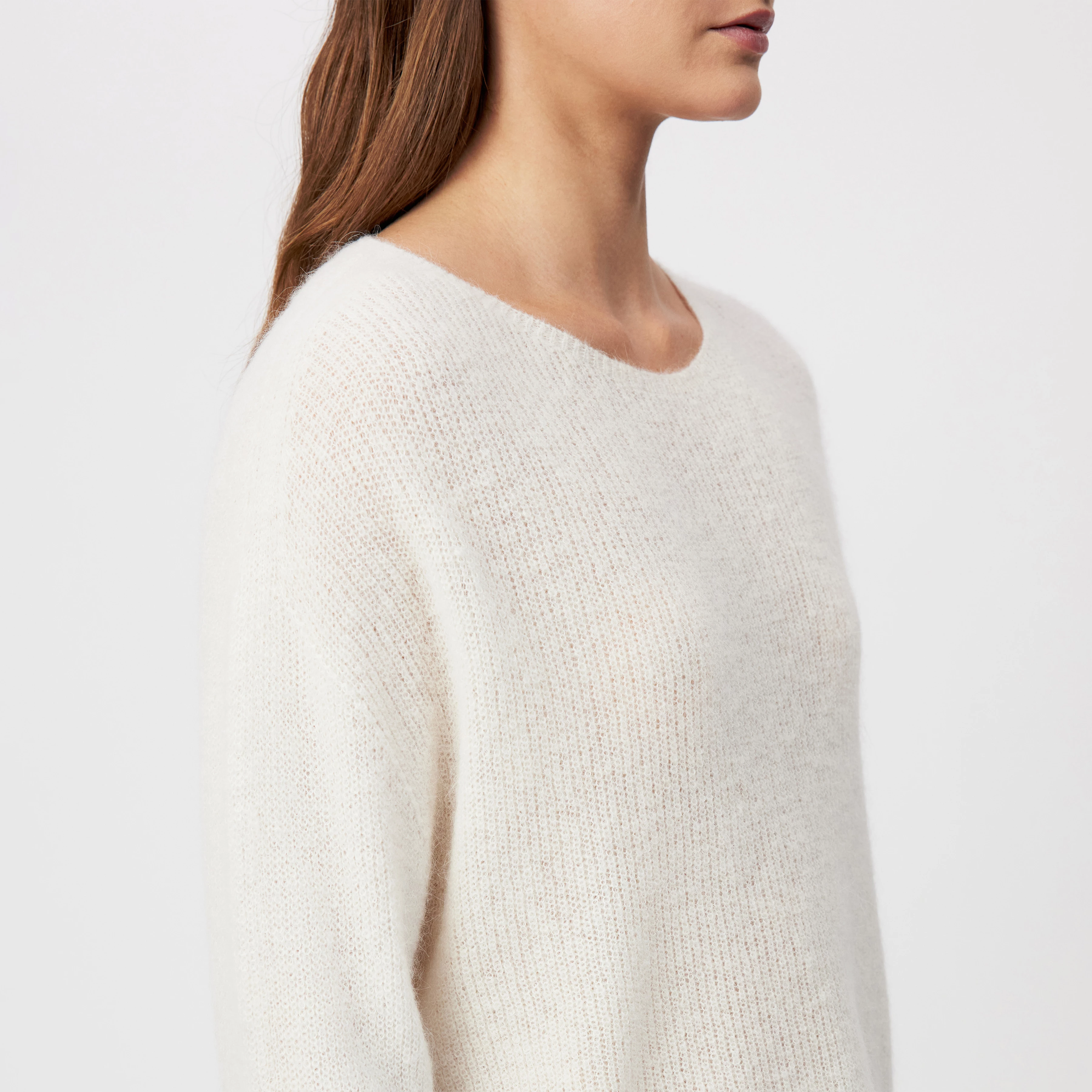 IMENY - Pull court en mélange luxueux d'alpaga Suri - women - blanc cassé - Detailansicht am Model