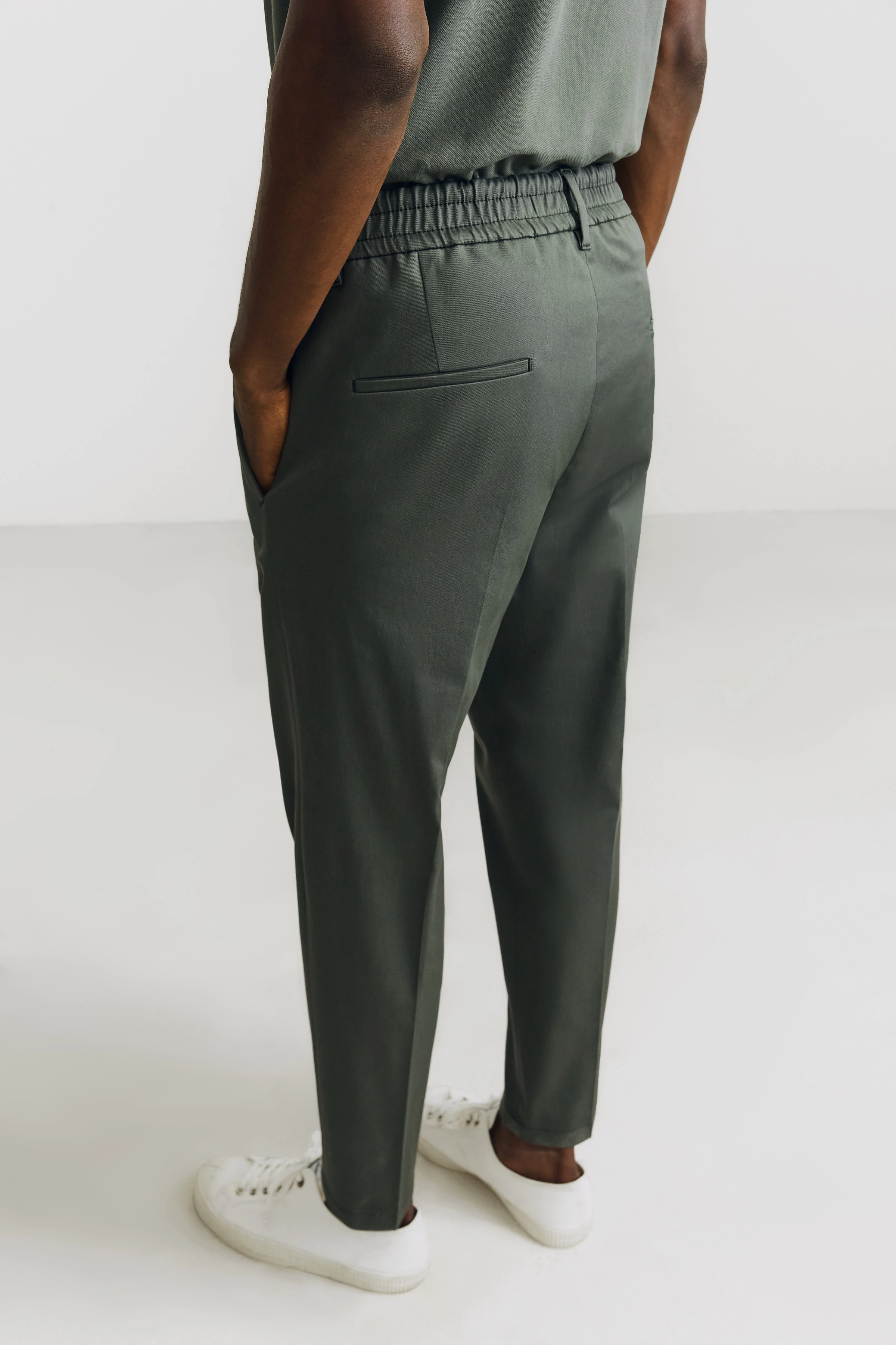 CHASY - Casual Hose mit Bundfalte aus Baumwoll-Twill - Herren - grün - Detailansicht am Model