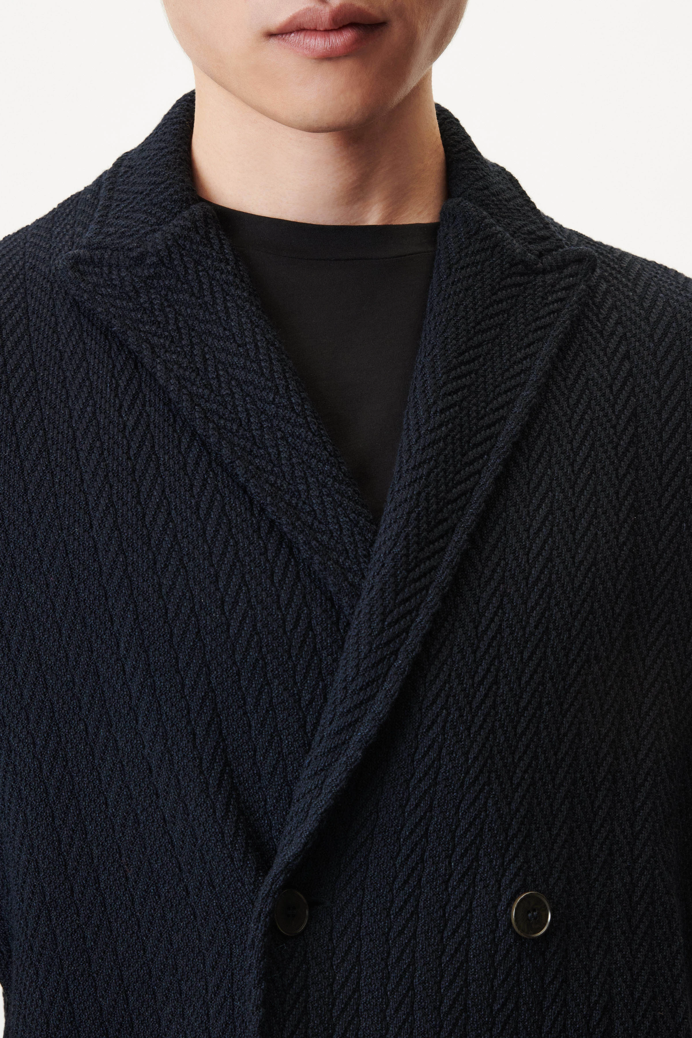 MASUD - gebreid vest in lamswolmix - heren - blauw - Detailansicht am Model