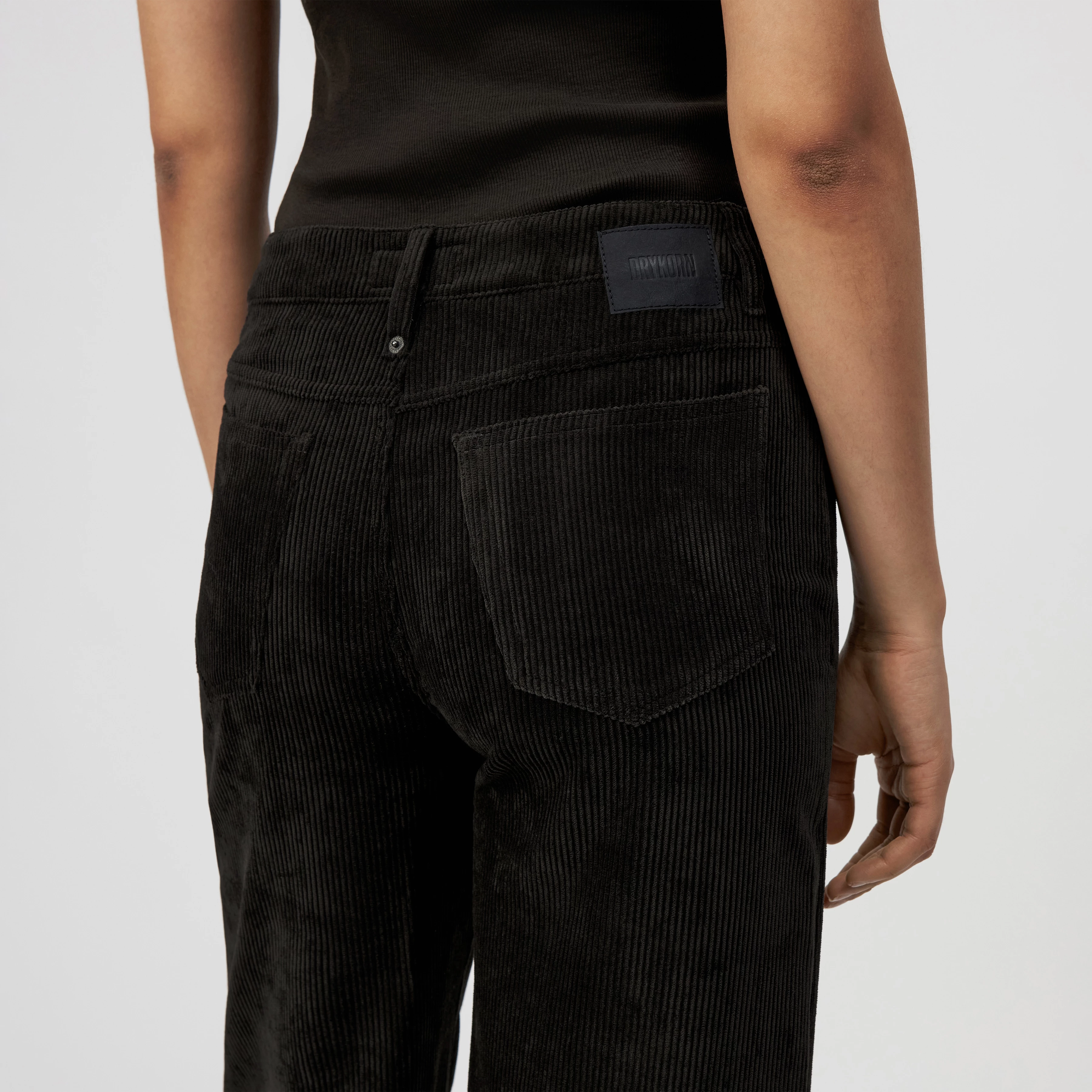 MEDLEY - Mid-Waist Jeans in Cord - Damen - braun - Detailansicht am Model