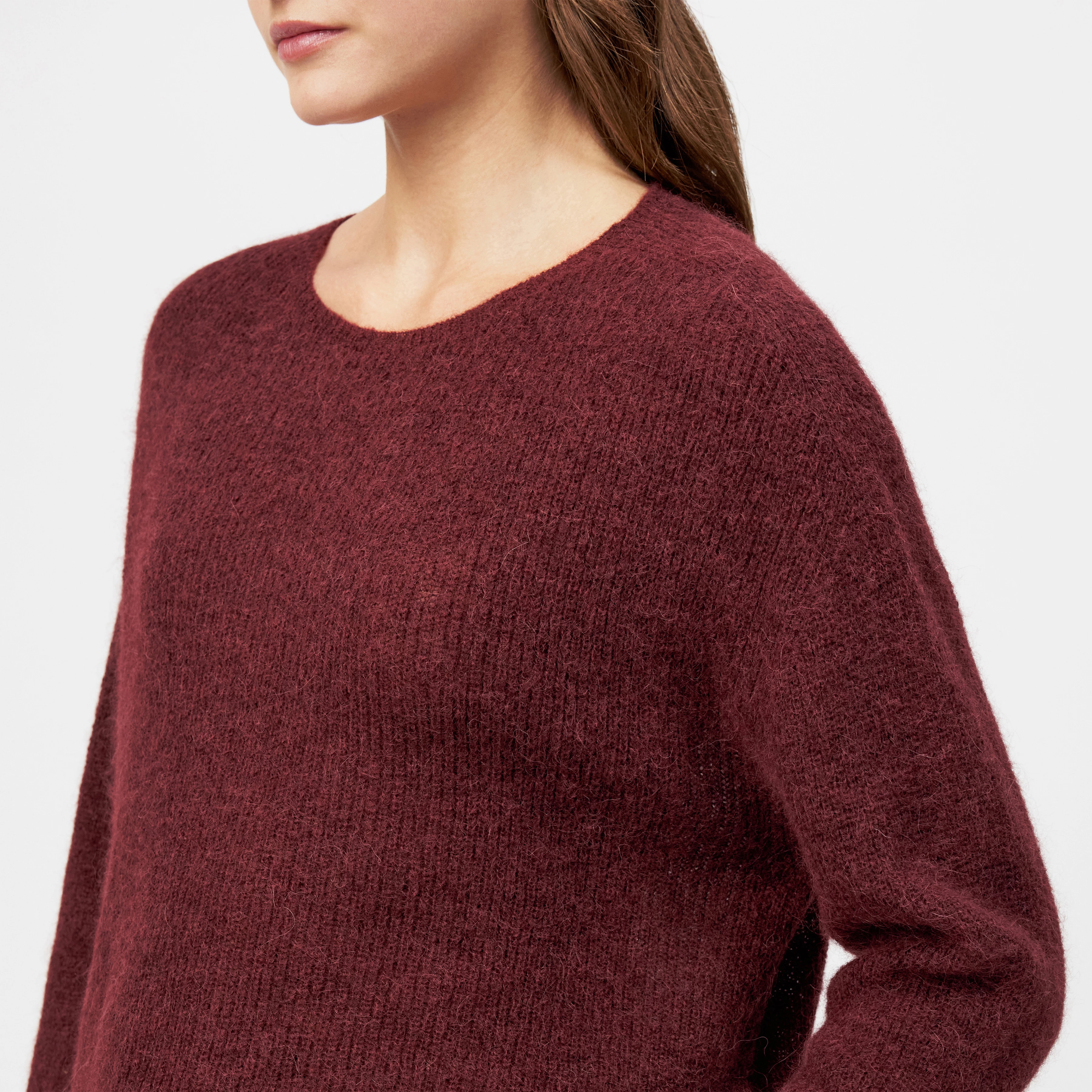 IMENY - Pull court en mélange luxueux d'alpaga Suri - women - rouge - Detailansicht am Model