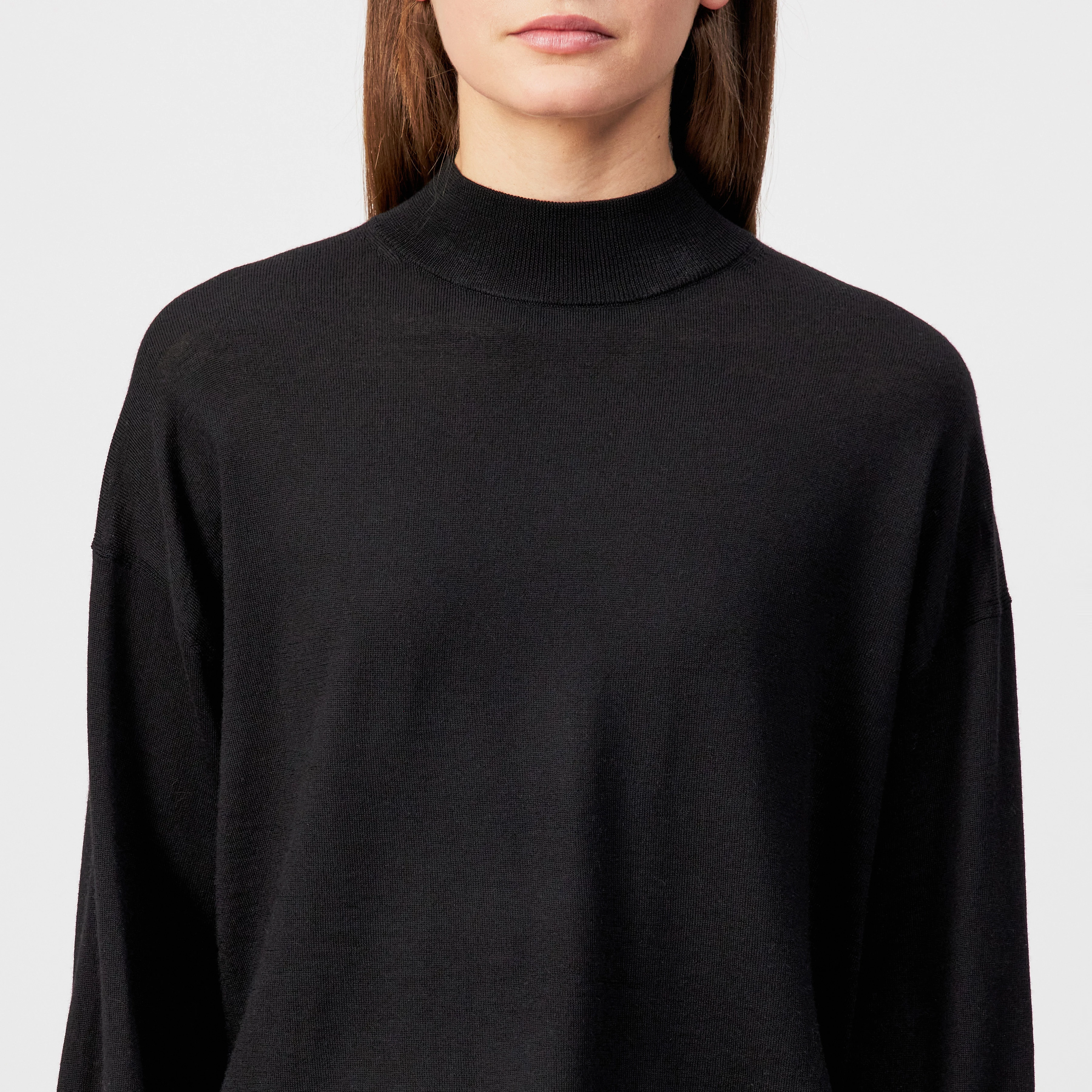 MATHISA - Cropped jumper in fine merino wool - women - black - Detailansicht am Model