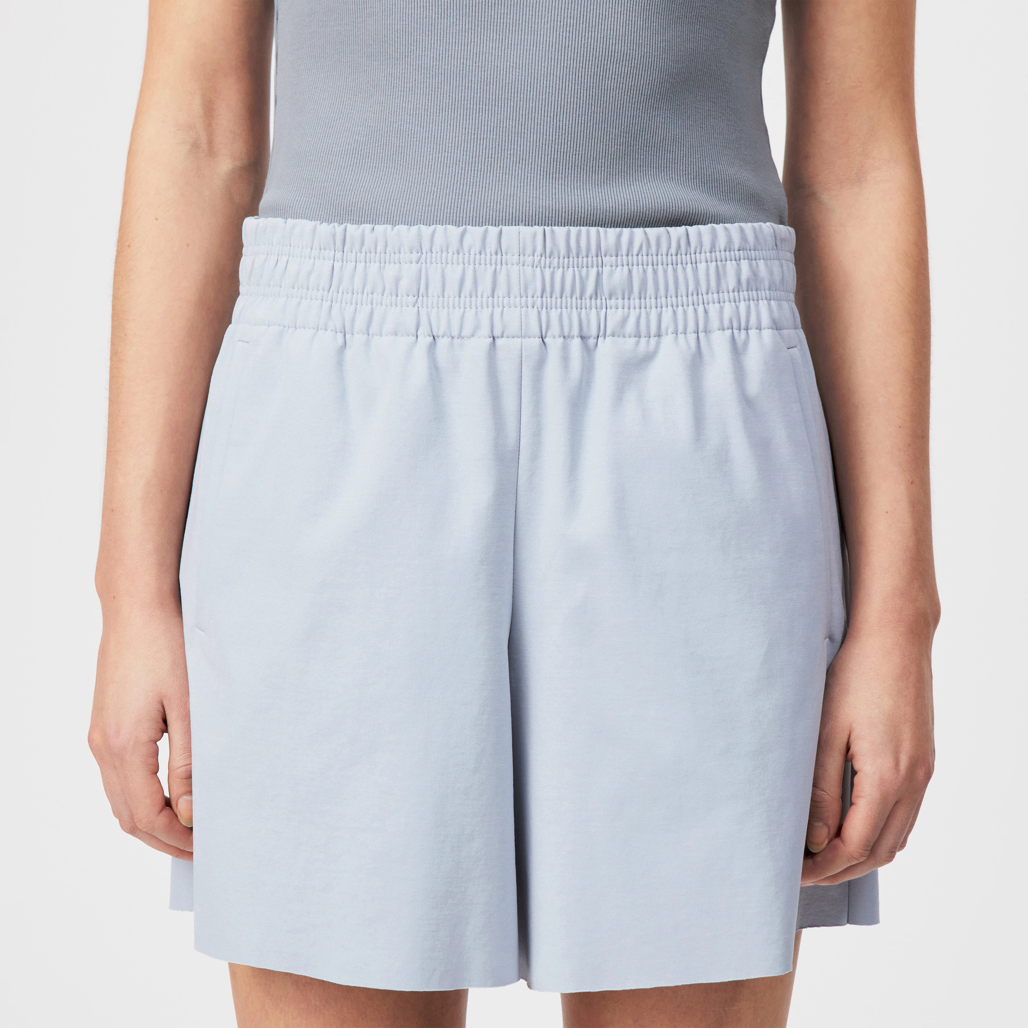 NAUGHT - Short ample en jersey - women - bleu - Detailansicht am Model