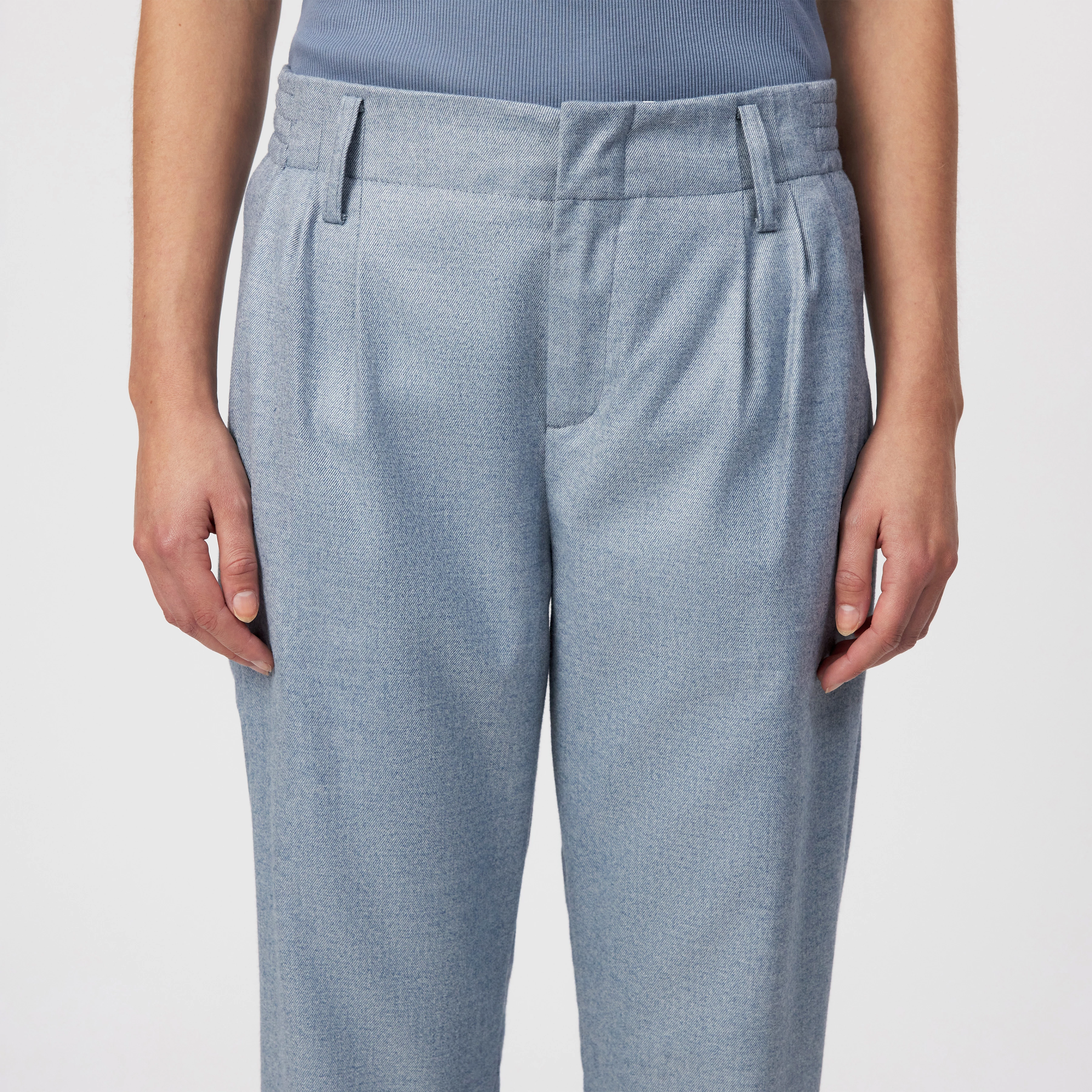 DISPATCH_0 - Pleated trousers in soft flannel - women - blue - Detailansicht am Model