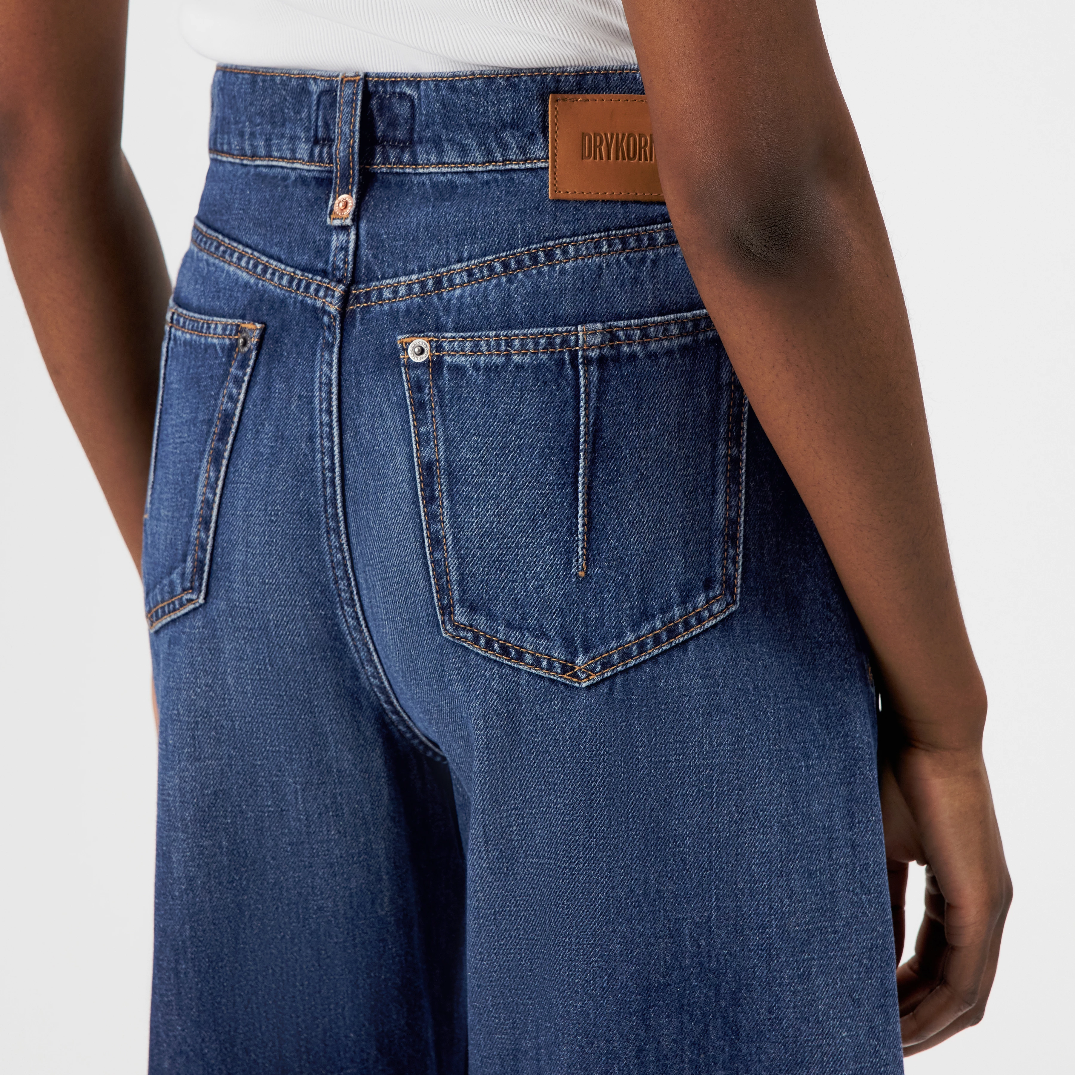 LIABLE - Relaxed fit trousers in soft denim - women - blue - Detailansicht am Model