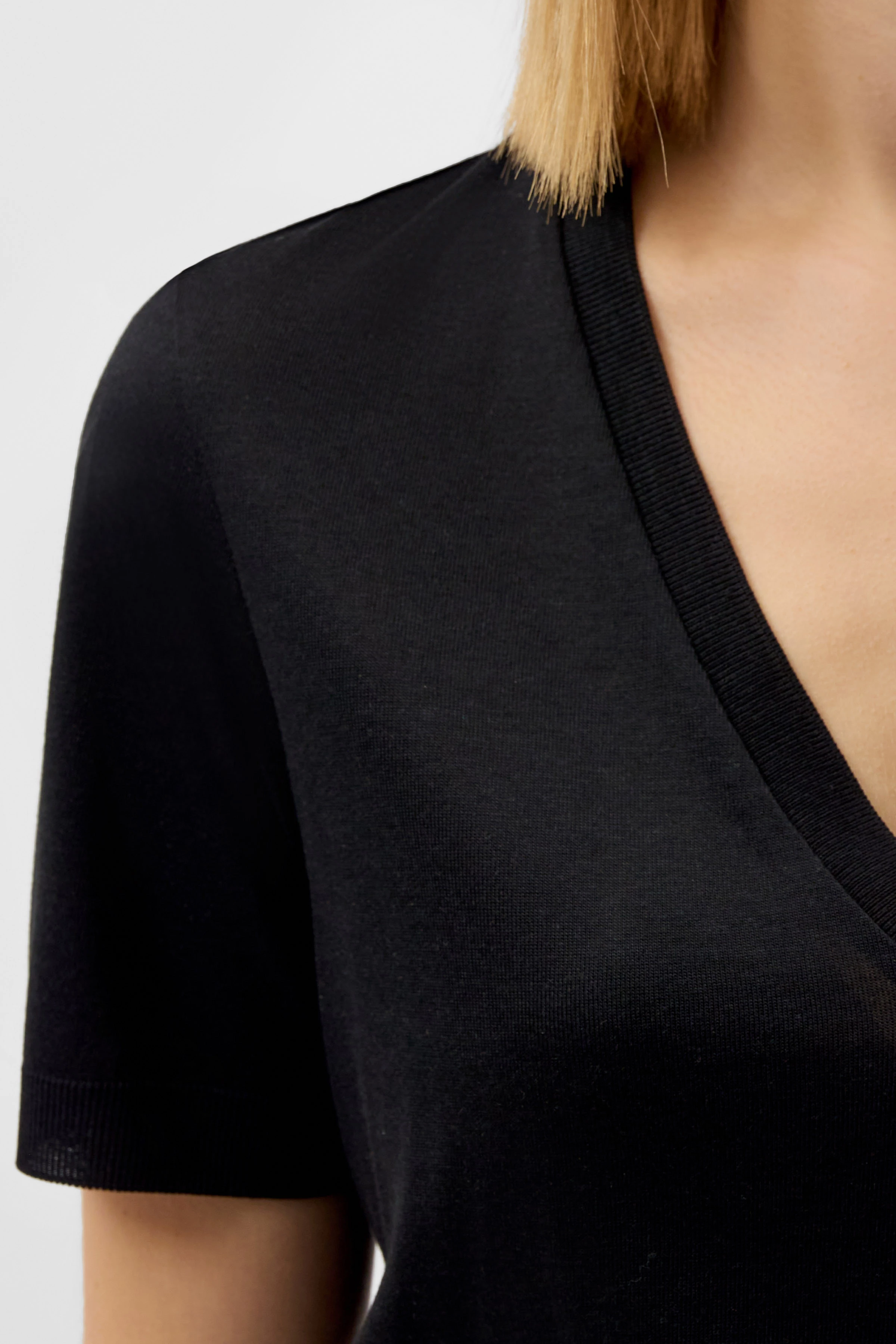 NALICE - Feminine T-shirt with V-neck - women - Natural Aluminium - Seitenansicht