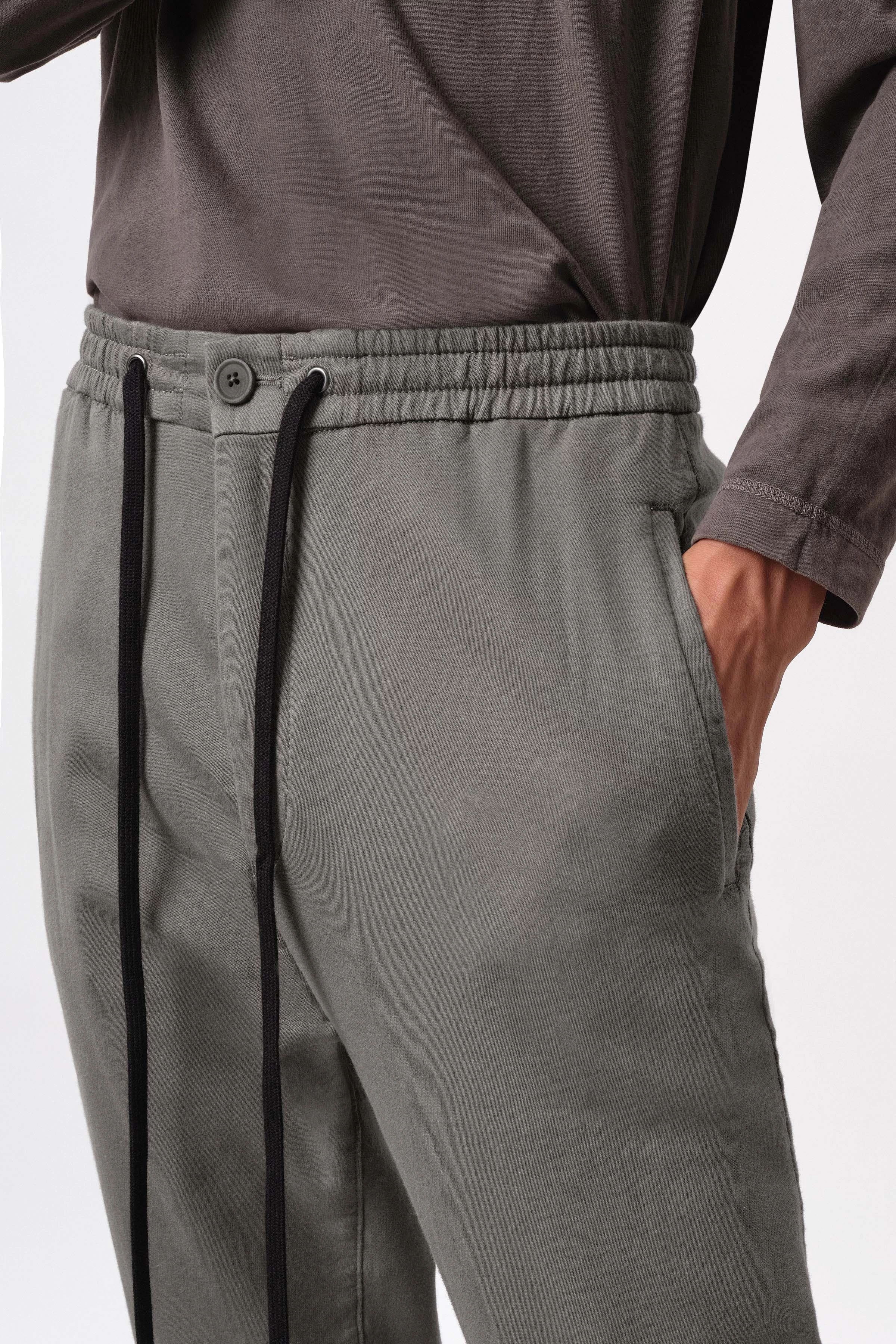 JEGER - jogpants with drawstring in cotton jersey - men - grey - Detailansicht am Model