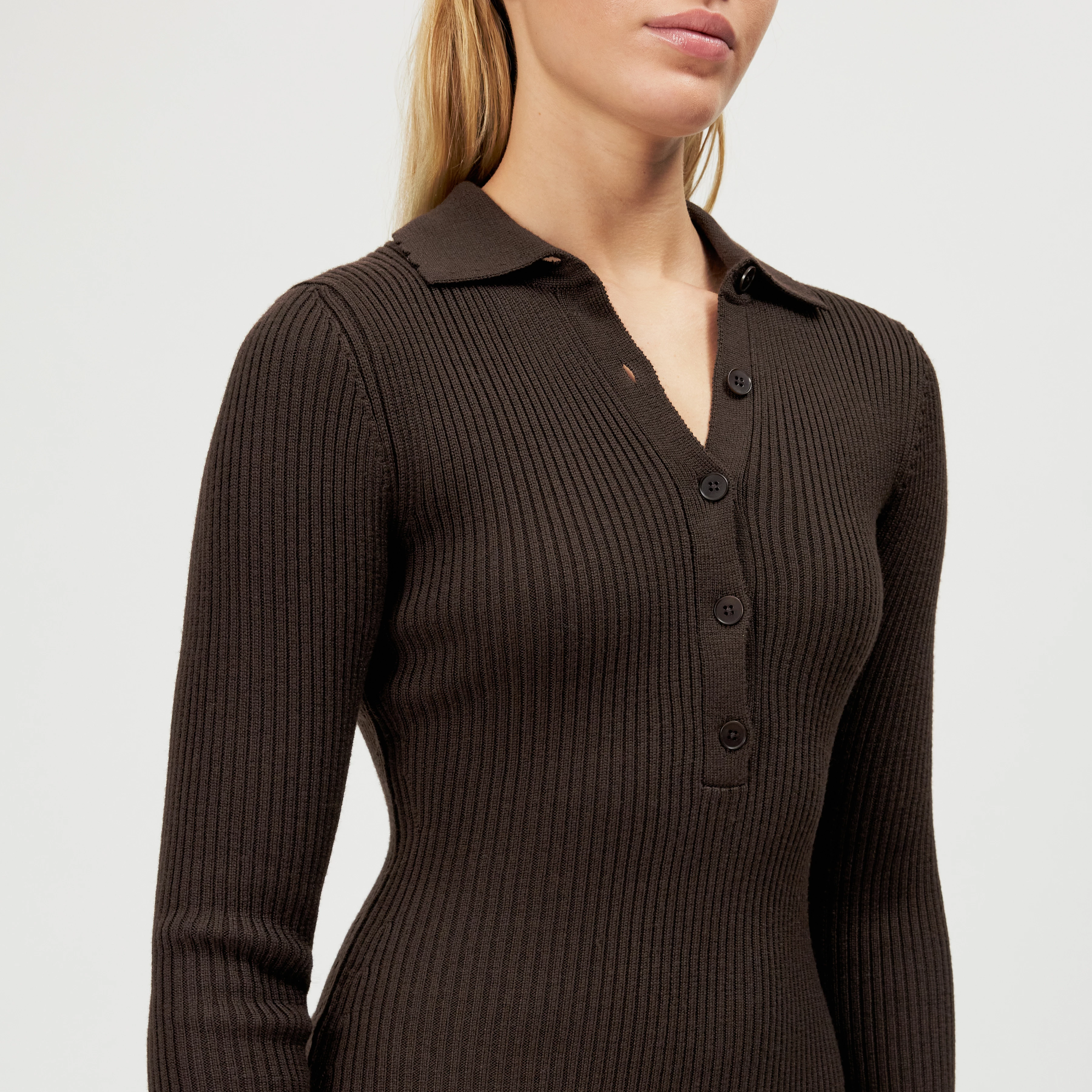 AMARILA - Slim-fit polo-neck knitted dress - women - brown - Detailansicht am Model
