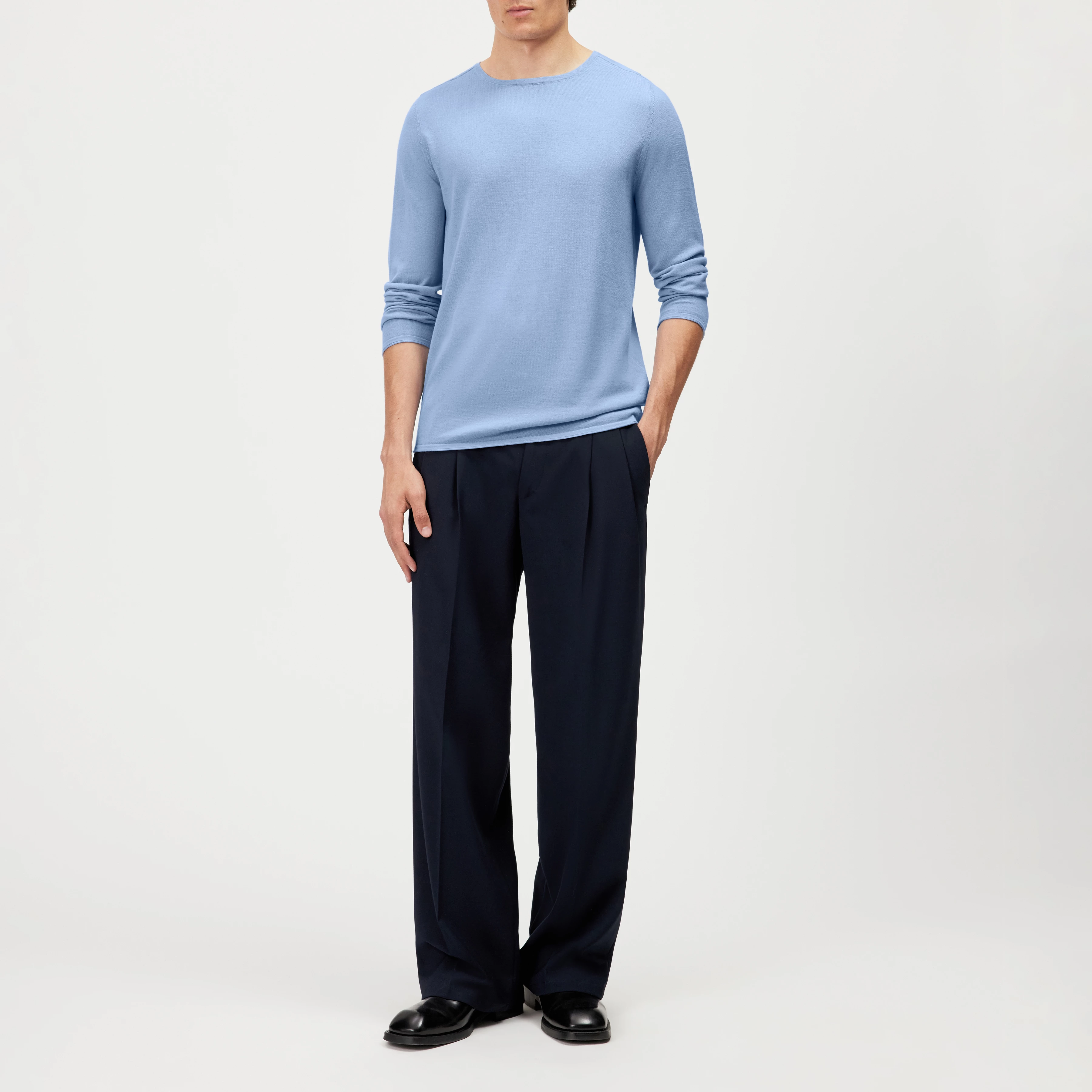 RIKONO - Fine merino wool knitted jumper - men - blue - Ganzkörper-Frontansicht