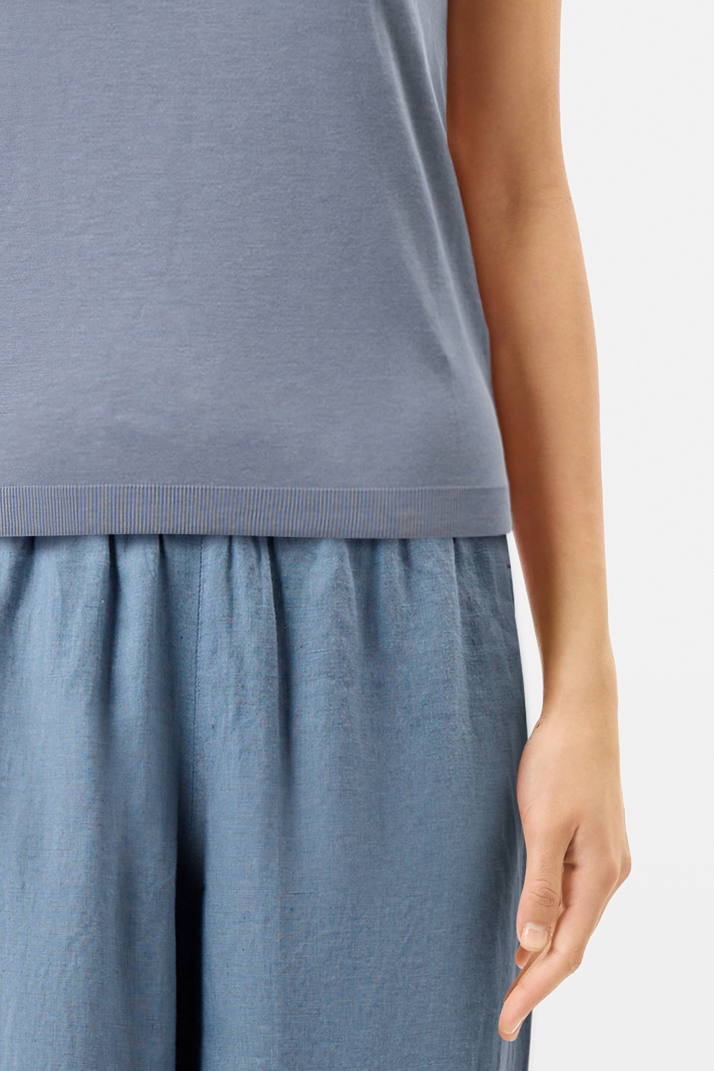 KOALE - Schmales T-Shirt in Strickoptik - Damen - blau - Detailansicht am Model