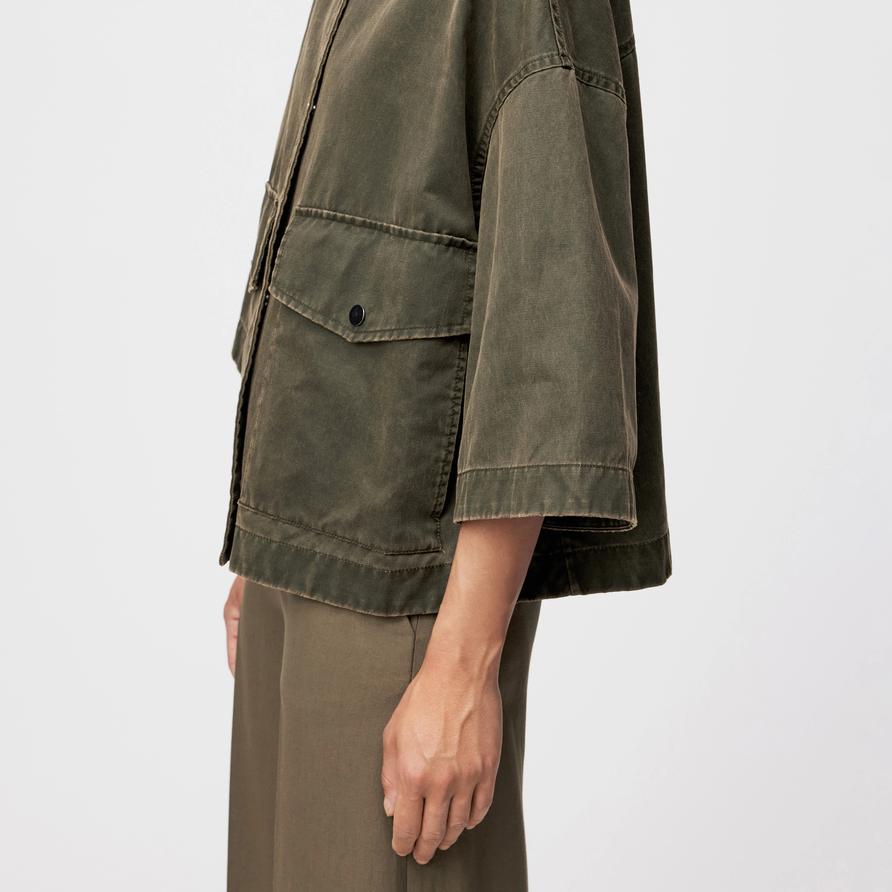 ANS_1 - Lässige Jacke in gewachstem Baumwoll-Mix - Damen - grün - Detailansicht am Model