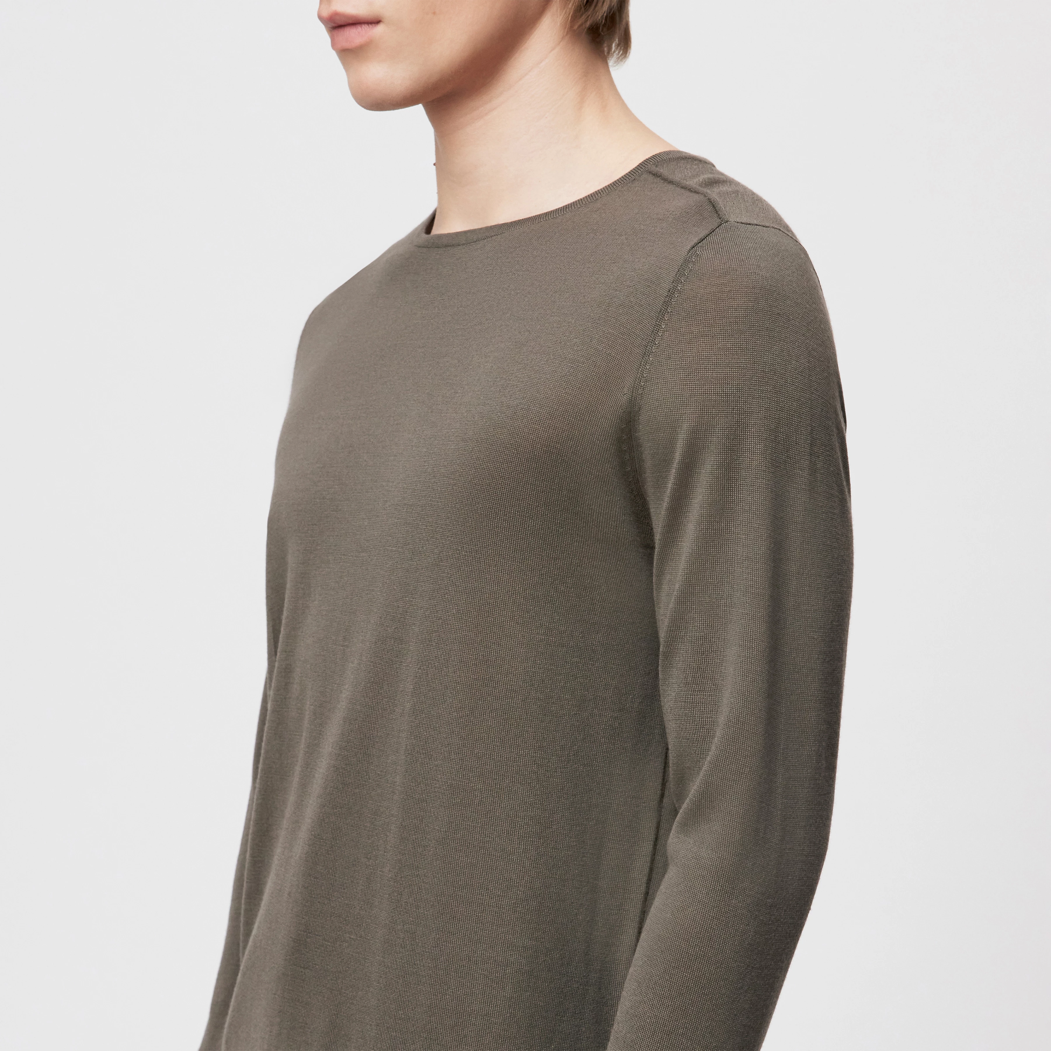 RIKONO - Strickpullover in feiner Merinowolle - Herren - grün - Detailansicht am Model