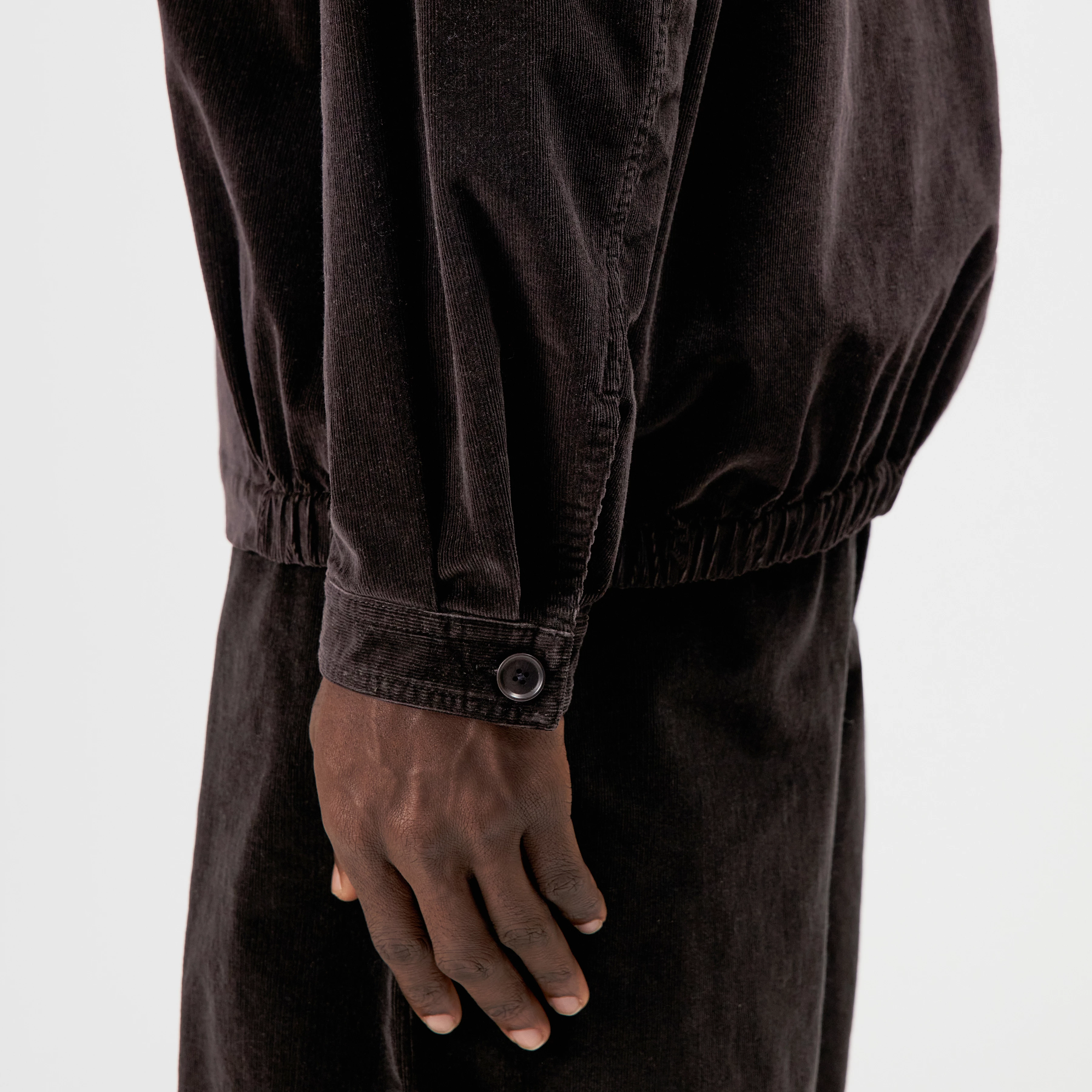 LEEV - Relaxed Fit Overshirt in Baumwoll-Cord - Herren - braun - Detailansicht am Model