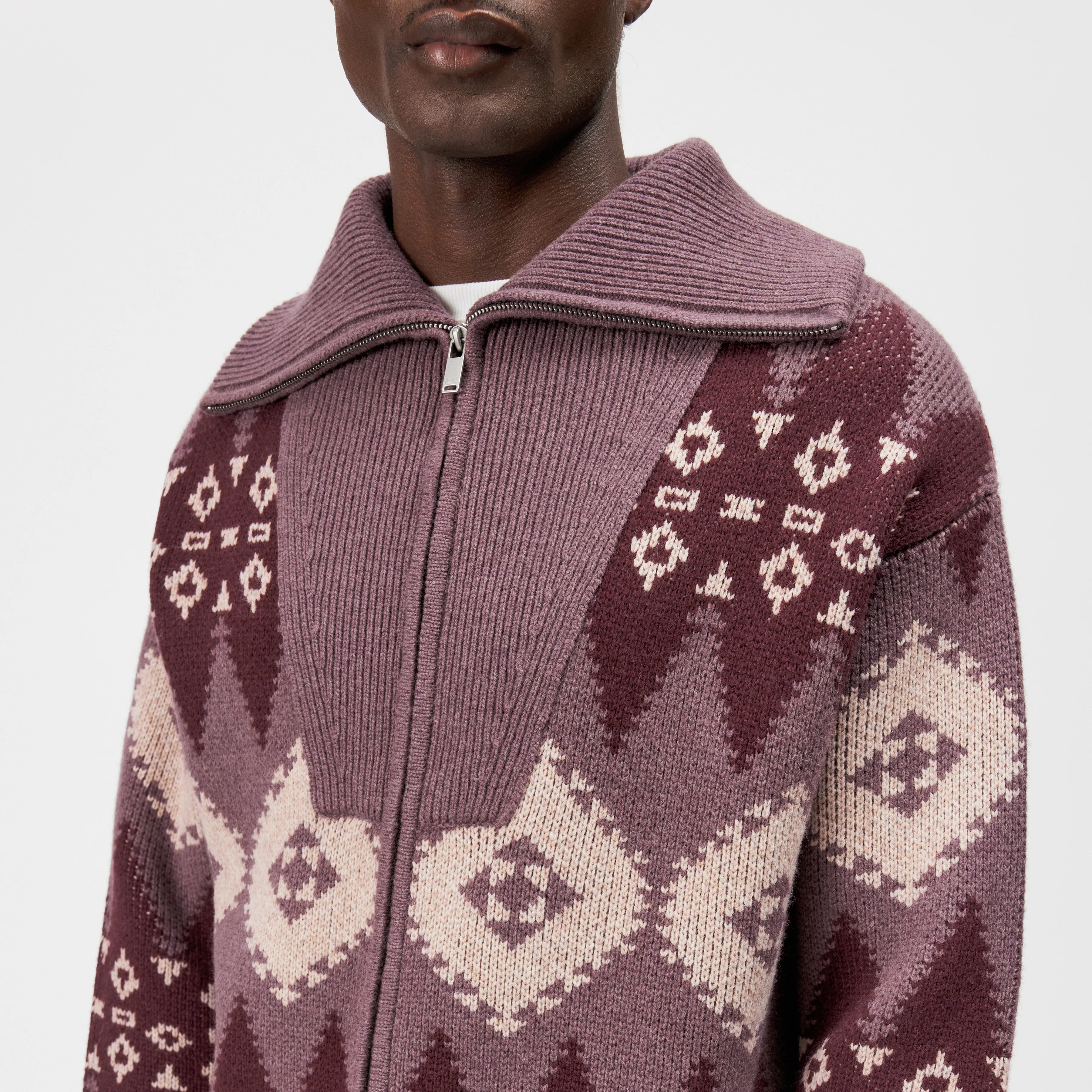 KYELL - Two-Way Zip Pullover in Jacquard Knit - men - red - Detailansicht am Model