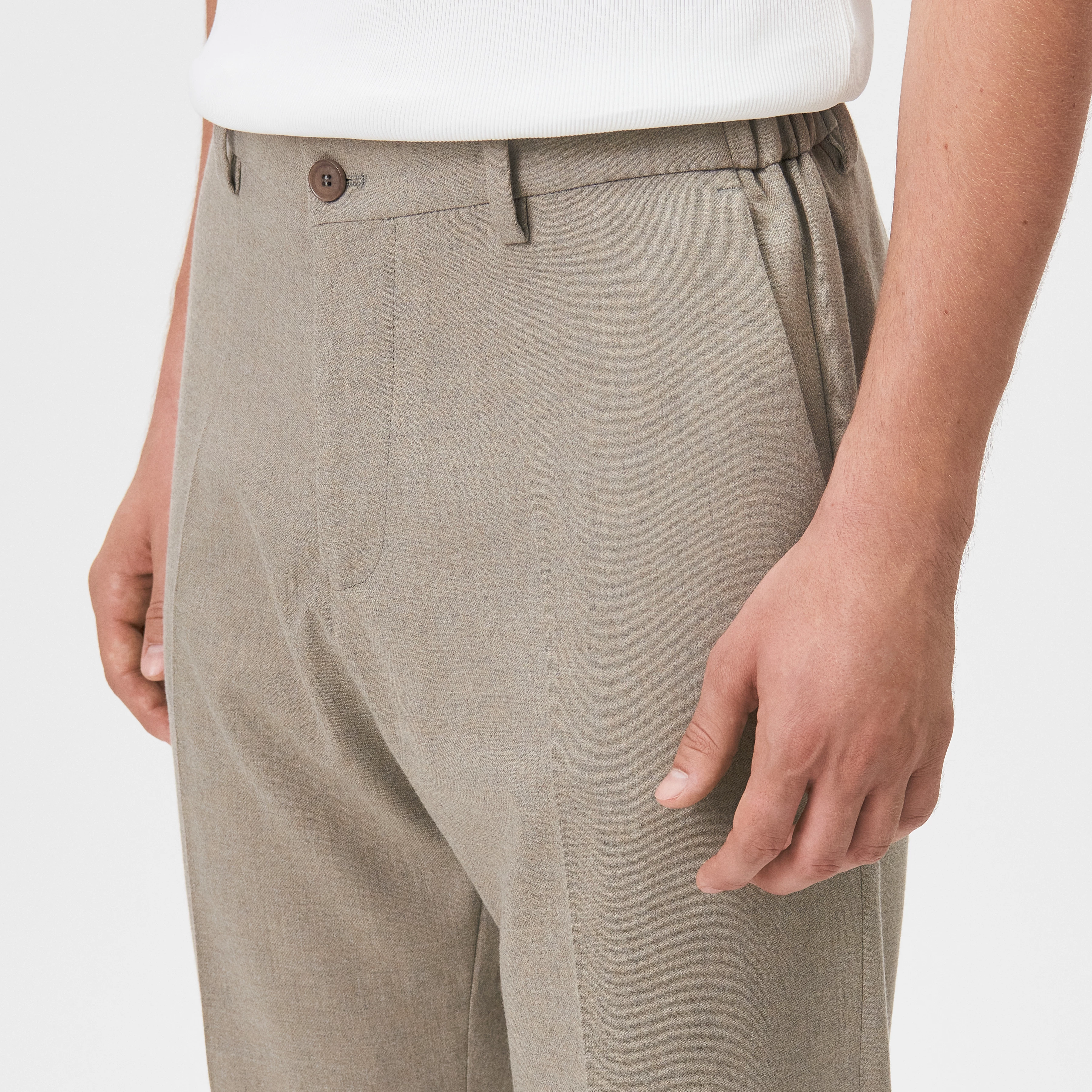 AJEND_RGLR - Tailored trousers in twill look - men - beige - Detailansicht am Model