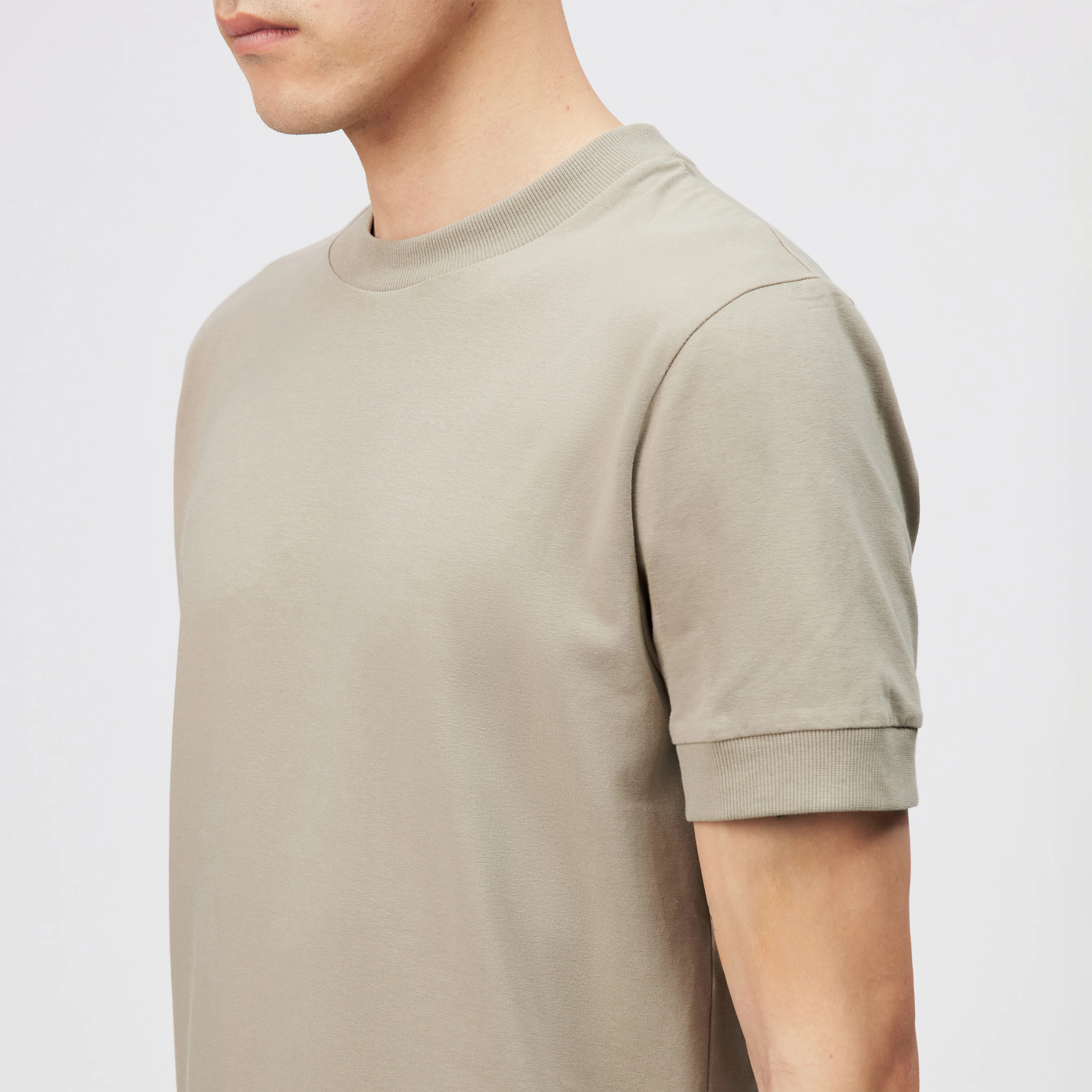 ANTON - fitted T-shirt in cotton - men - beige - Detailansicht am Model