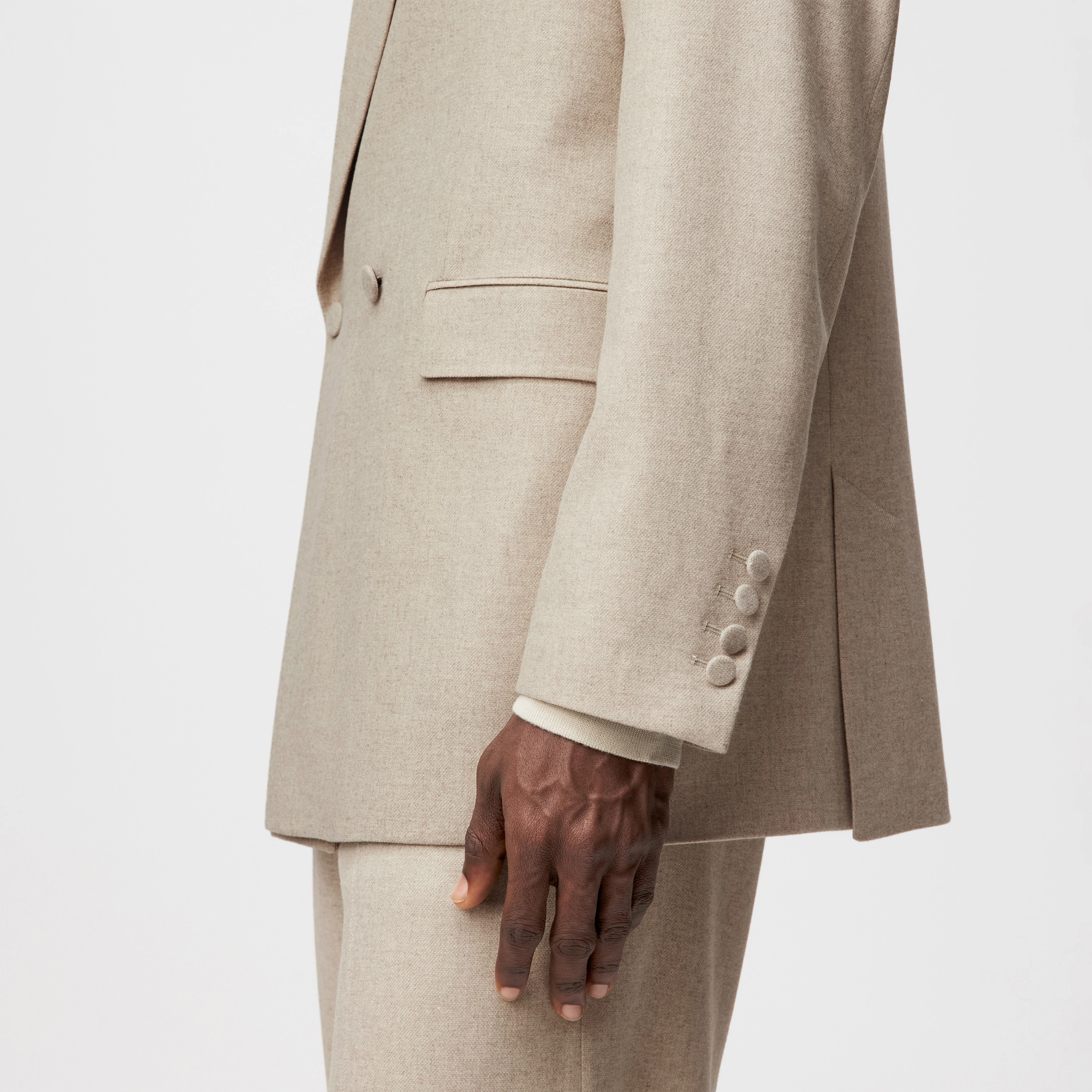 LOGEN - Zweireihiges Sakko mit Spitzkragen in softem Woll-Flanell - Herren - beige - Detailansicht am Model